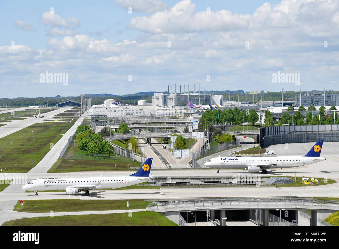 Lufthansa, Embraer ERJ-195LR, ERJ, 195, LR, Airbus A321, bridge, roll over, pista e il terminal 1,edificio, architettura, di rullaggio, Aeroporto di Monaco di Baviera, Foto Stock