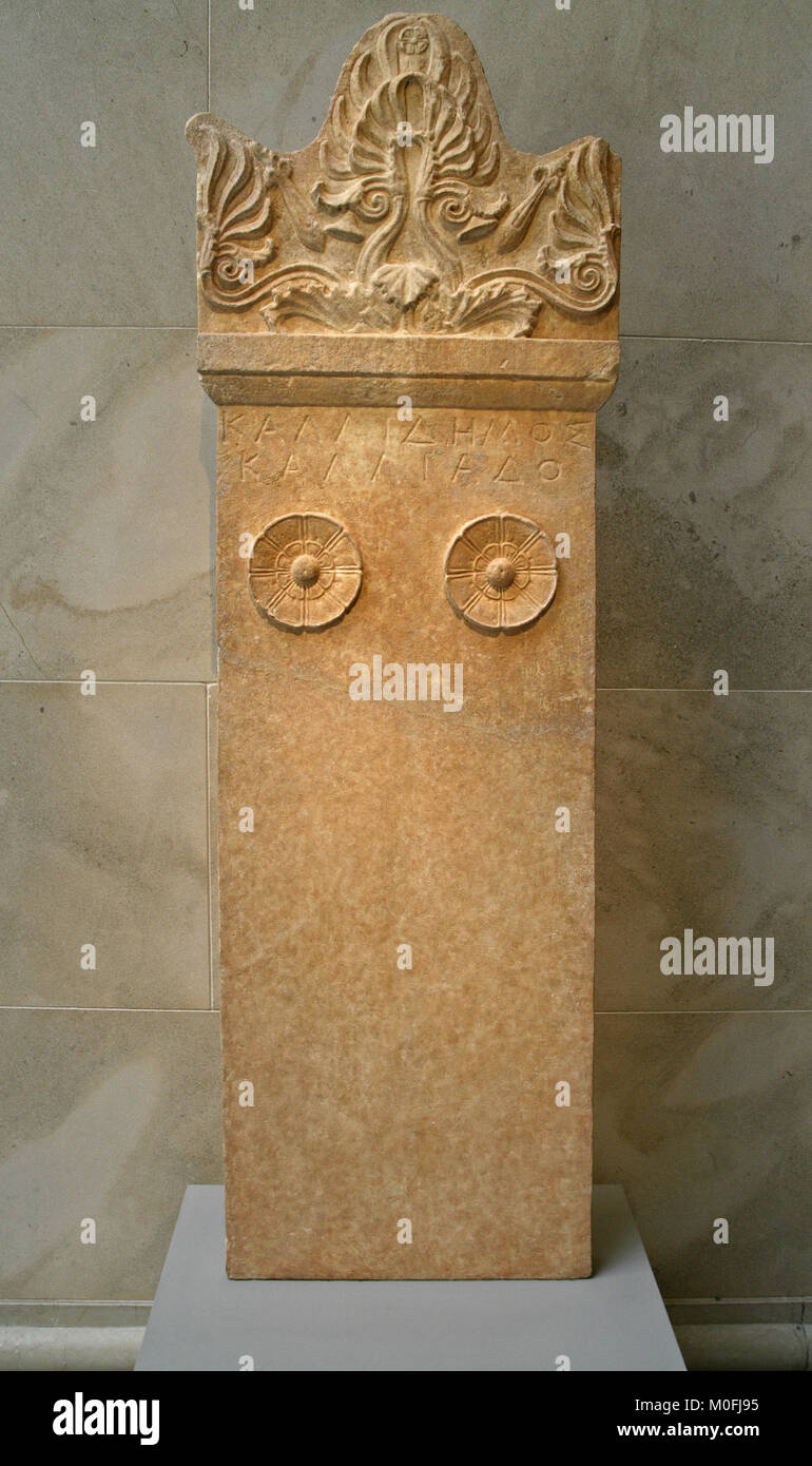 Parte superiore della stele di marmo (grave marker) di Kallidemos, greco attico, 350-325 A.C. iscritta sotto la modanatura: Kallidemos, figlio di Kalliades, T Foto Stock