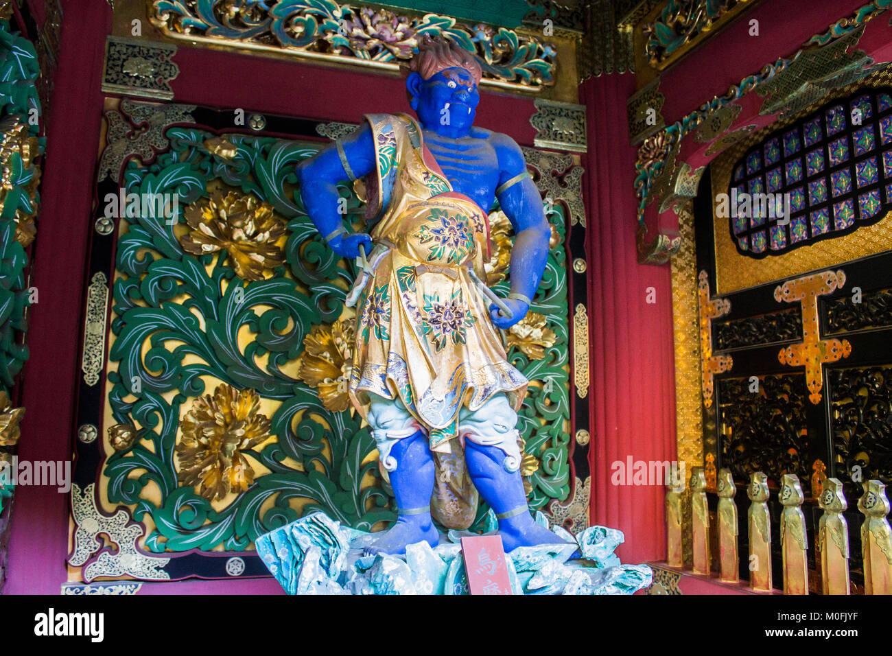 Umarokya, che protegge il cielo del nord. Uno dei quattro divinità custode in Yashamon porta del tempio Taiyuin, Nikko, Giappone Foto Stock