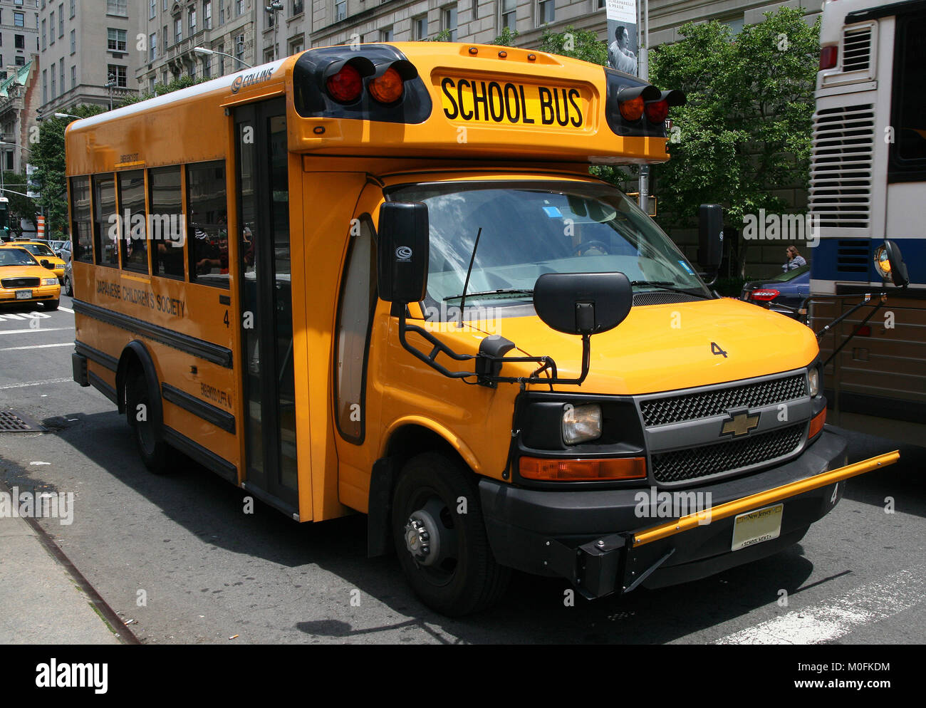 Scuola bus sulla strada, Upper Manhattan, New York City, nello Stato di New York, Stati Uniti d'America. Foto Stock