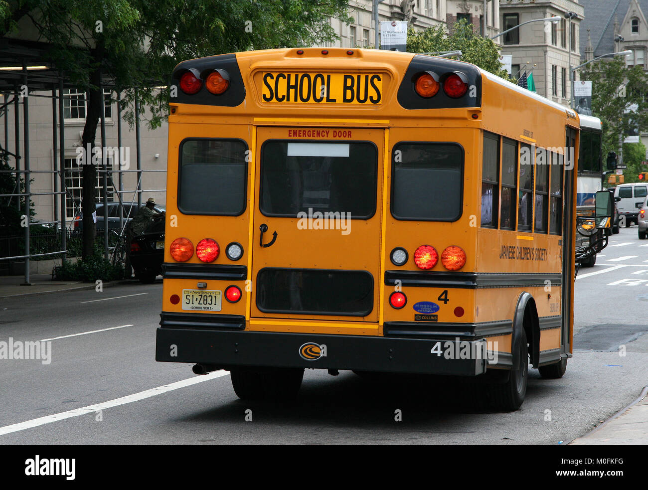Scuola bus sulla strada, Upper Manhattan, New York City, nello Stato di New York, Stati Uniti d'America. Foto Stock