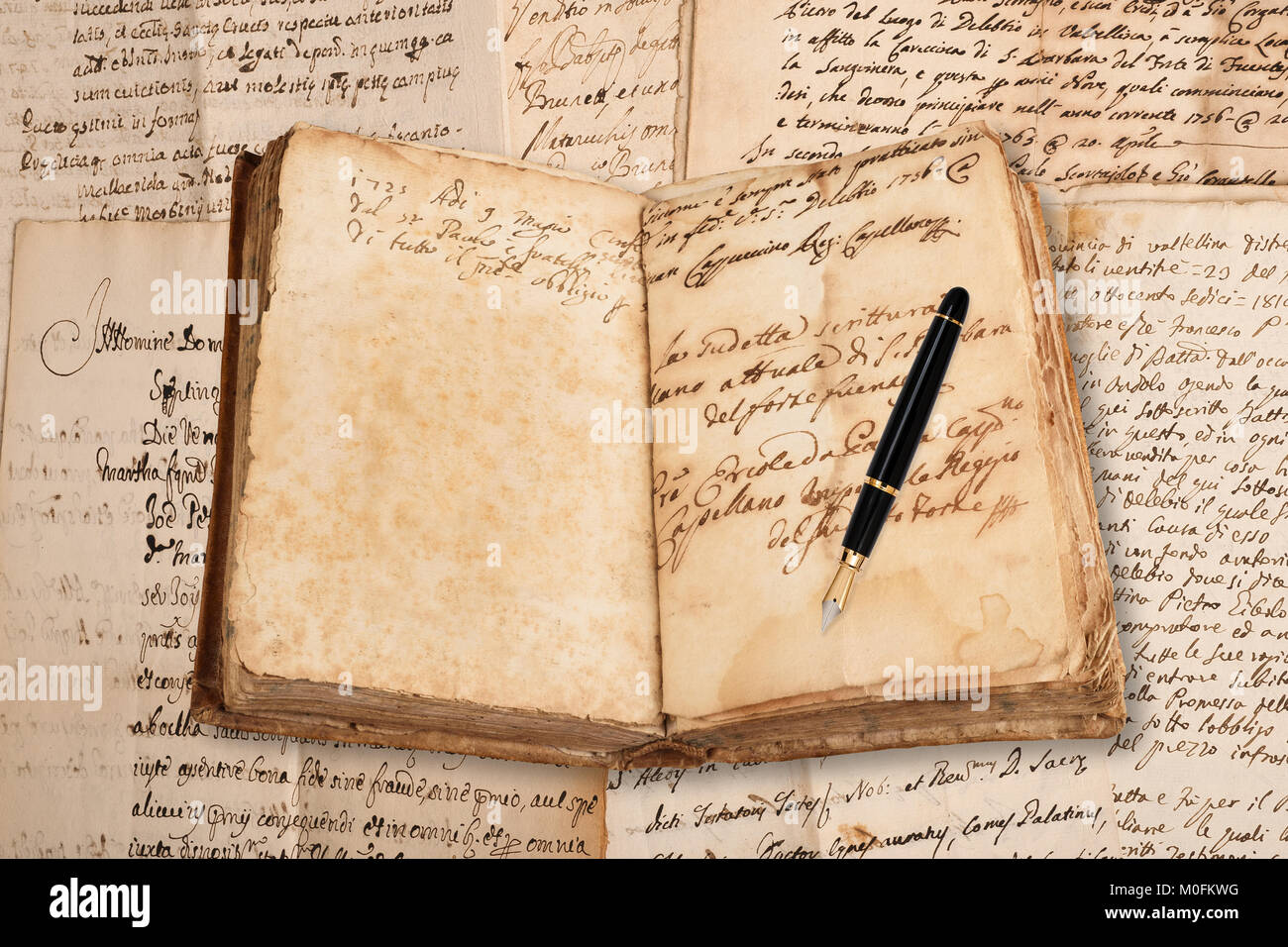 Vecchio copybook con penna stilografica su sfondo della grafia Foto Stock