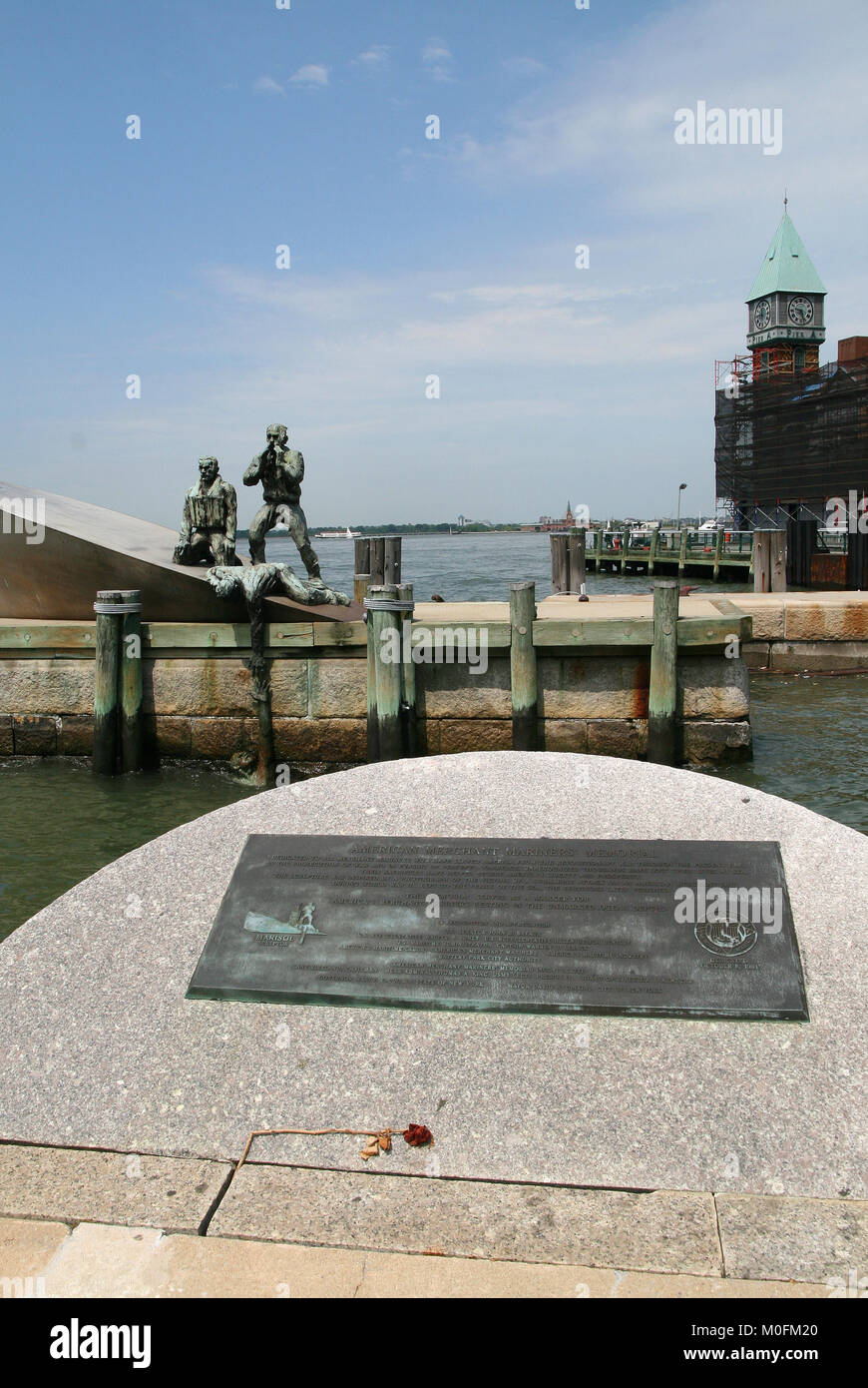 American Merchant marinai " Memorial e la placca, (Marisol Escobar-1976) al molo della città un, Hudson River a Battery Park vicino a estremità meridionale di Manhattan in Foto Stock