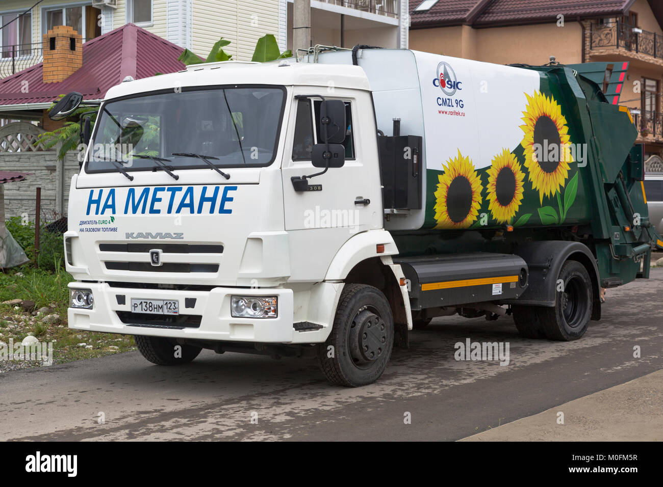 Lazarevskoe, Sochi, Regione Krasnodar, Russia - 6 Luglio 2014: camion della spazzatura CMZL-9G basandosi sui Kamaz 4308 telaio sul metano Foto Stock