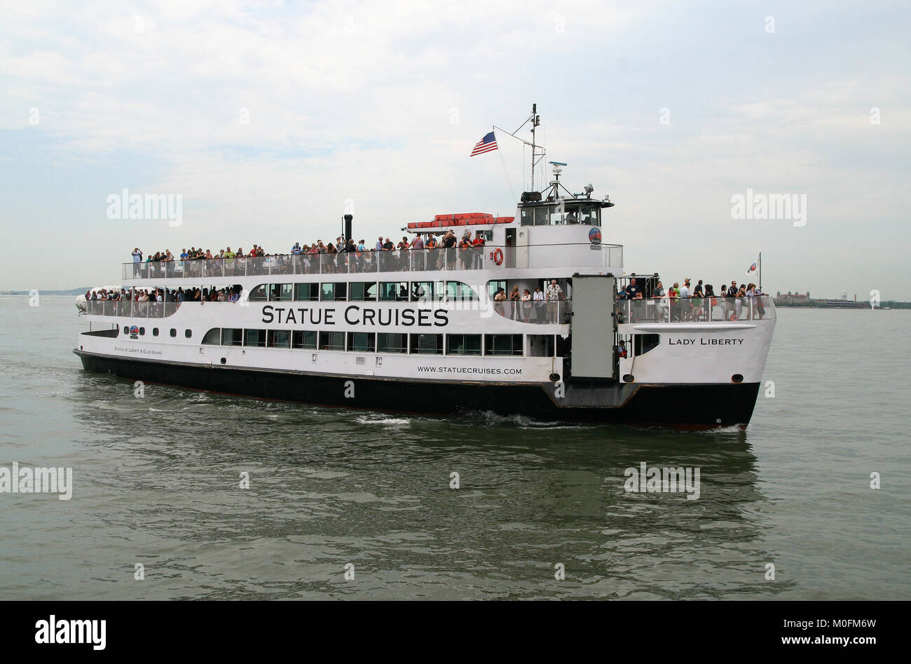 Lady Liberty Island ferry dalla statua Cruises-Hornblower Crociere & Eventi verso la Statua della Libertà, la bocca della Hudson River-Atlantic Oceano, Manhat Foto Stock