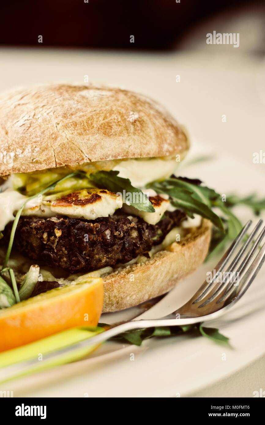 Gustosi piatti freschi hamburger vegetariano su una piastra bianca. Il fast food concept. Foto Stock