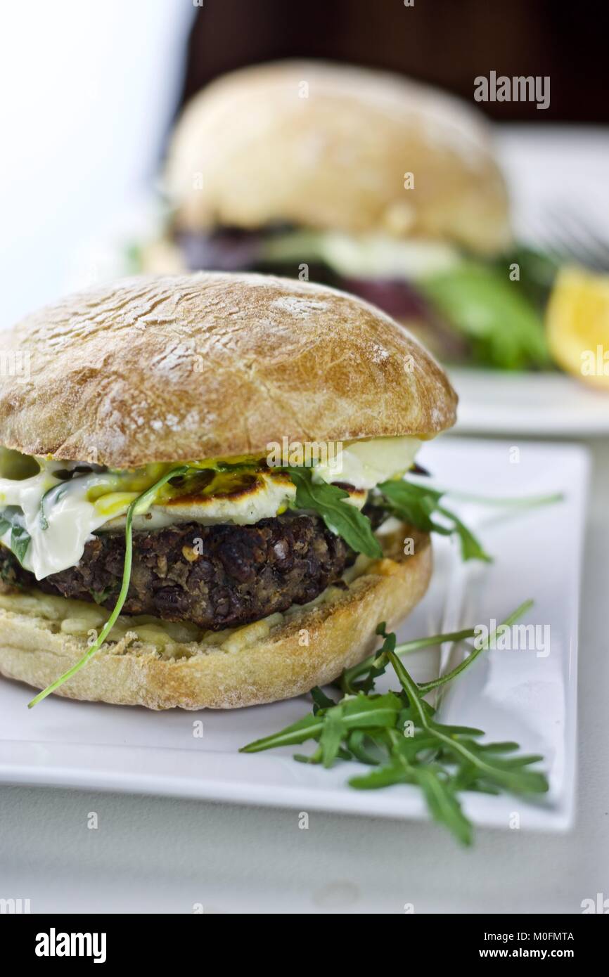 Gustosi piatti freschi hamburger vegetariano su una piastra bianca. Il fast food concept. Foto Stock
