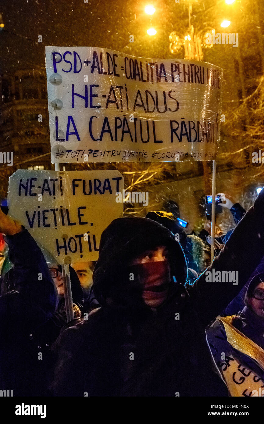 I dimostranti durante un anti-corruzione protesta di fronte al Parlamento rumeno edificio a Bucarest Foto Stock
