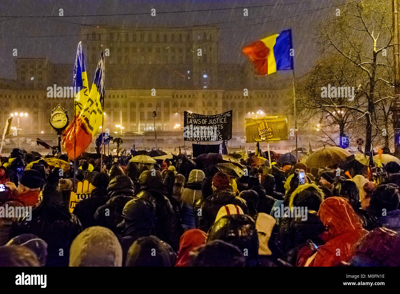 I dimostranti durante un anti-corruzione protesta di fronte al Parlamento rumeno edificio a Bucarest Foto Stock