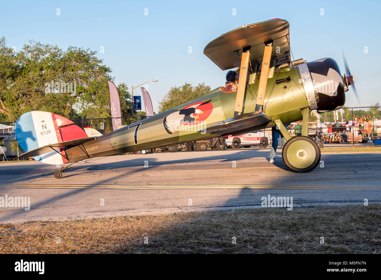 Una tradizionale ventola azionata piano, Nieuport 28, si prepara per il decollo Foto Stock