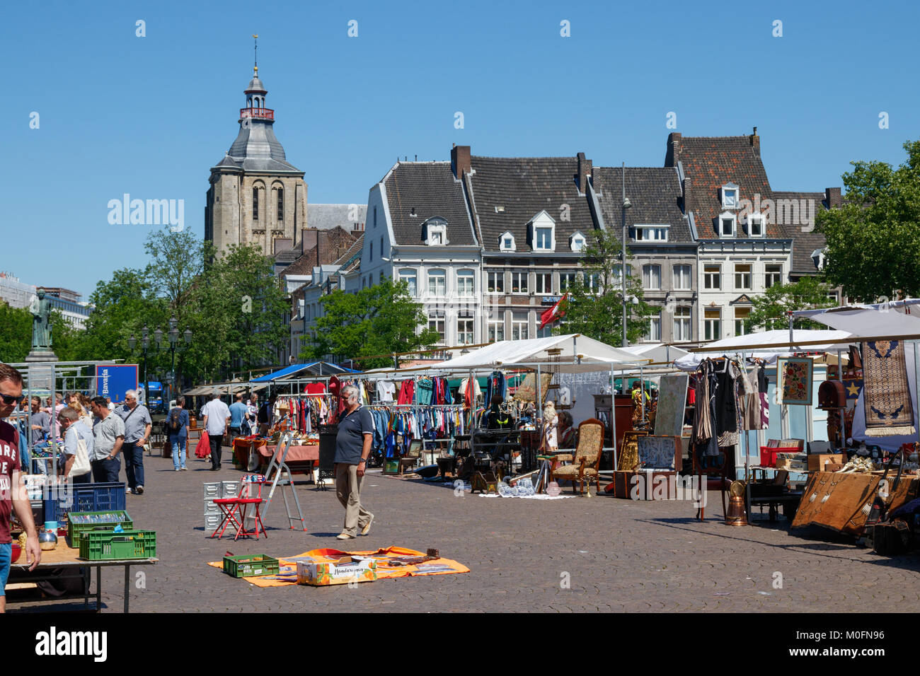 Il "Markt" (piazza del mercato), affollato di gente e di bancarelle di una diversità di merci in una giornata di sole, Maastricht, Paesi Bassi Foto Stock