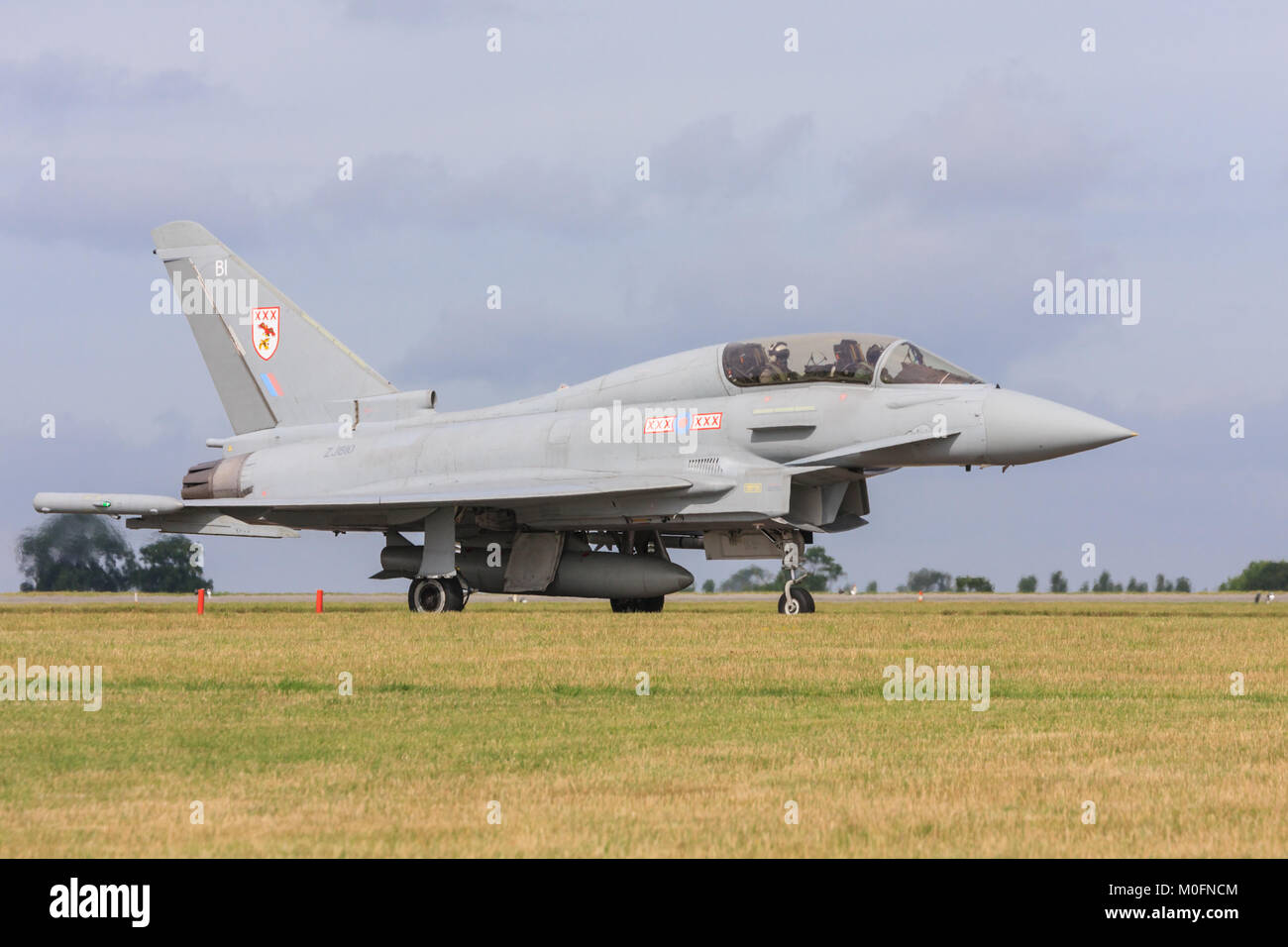 Twin posti Eurofighter Typhoon jet di rullaggio per il decollo. Foto Stock