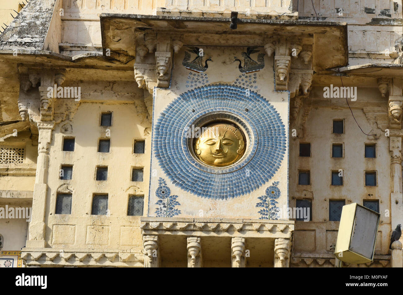 Dio sole lapide sul Palazzo di Città, Udaipur, Rajasthan, India Foto Stock