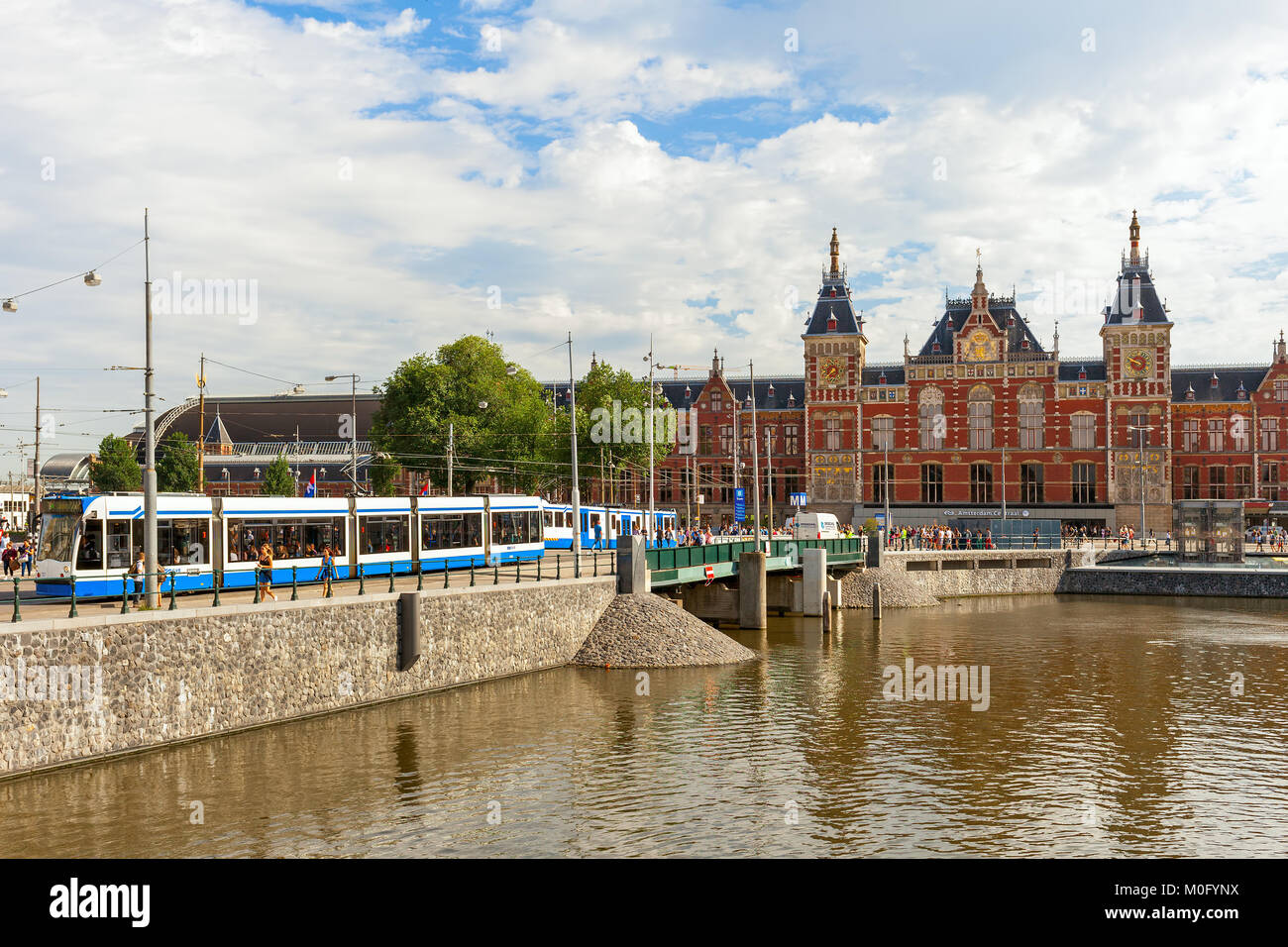 Vista del tram urbano e Centraal - la più grande stazione ferroviaria di Amsterdam. Foto Stock