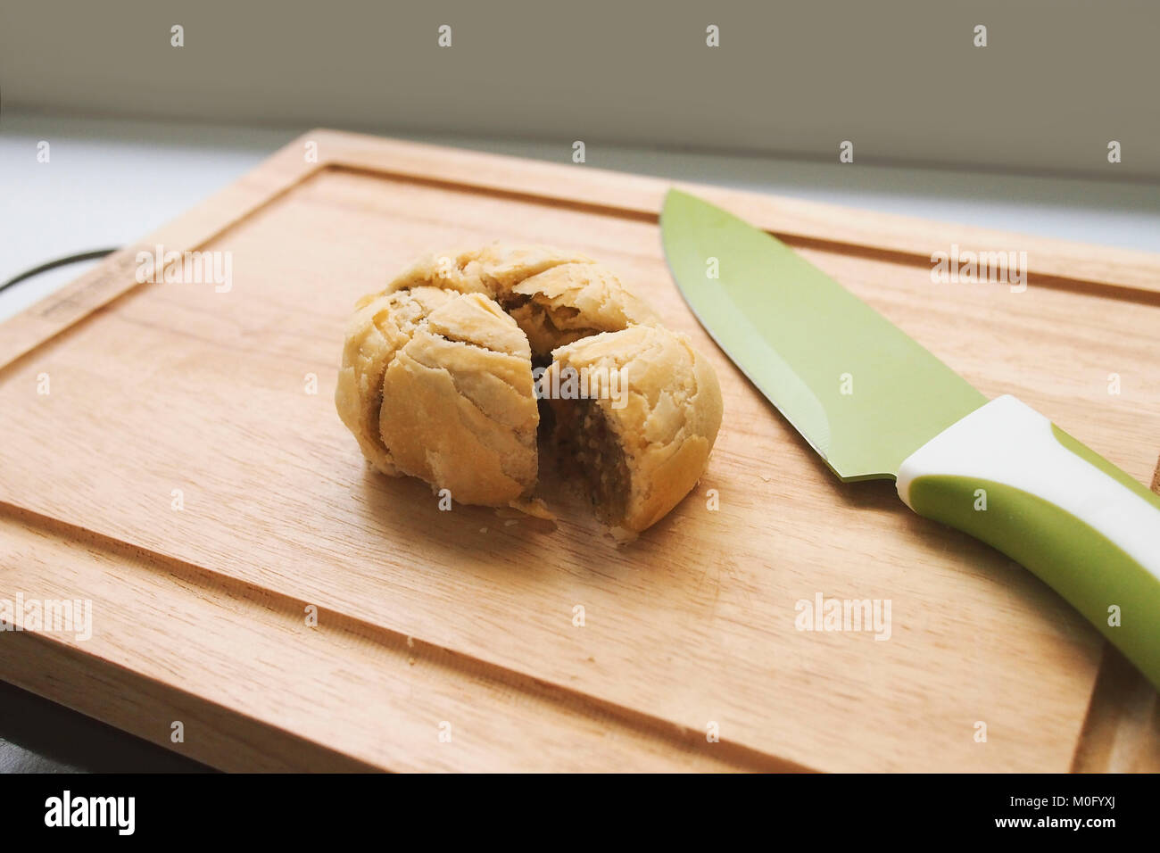 Stile di suzhou mooncake mangiato cinese durante il festival di metà autunno Foto Stock