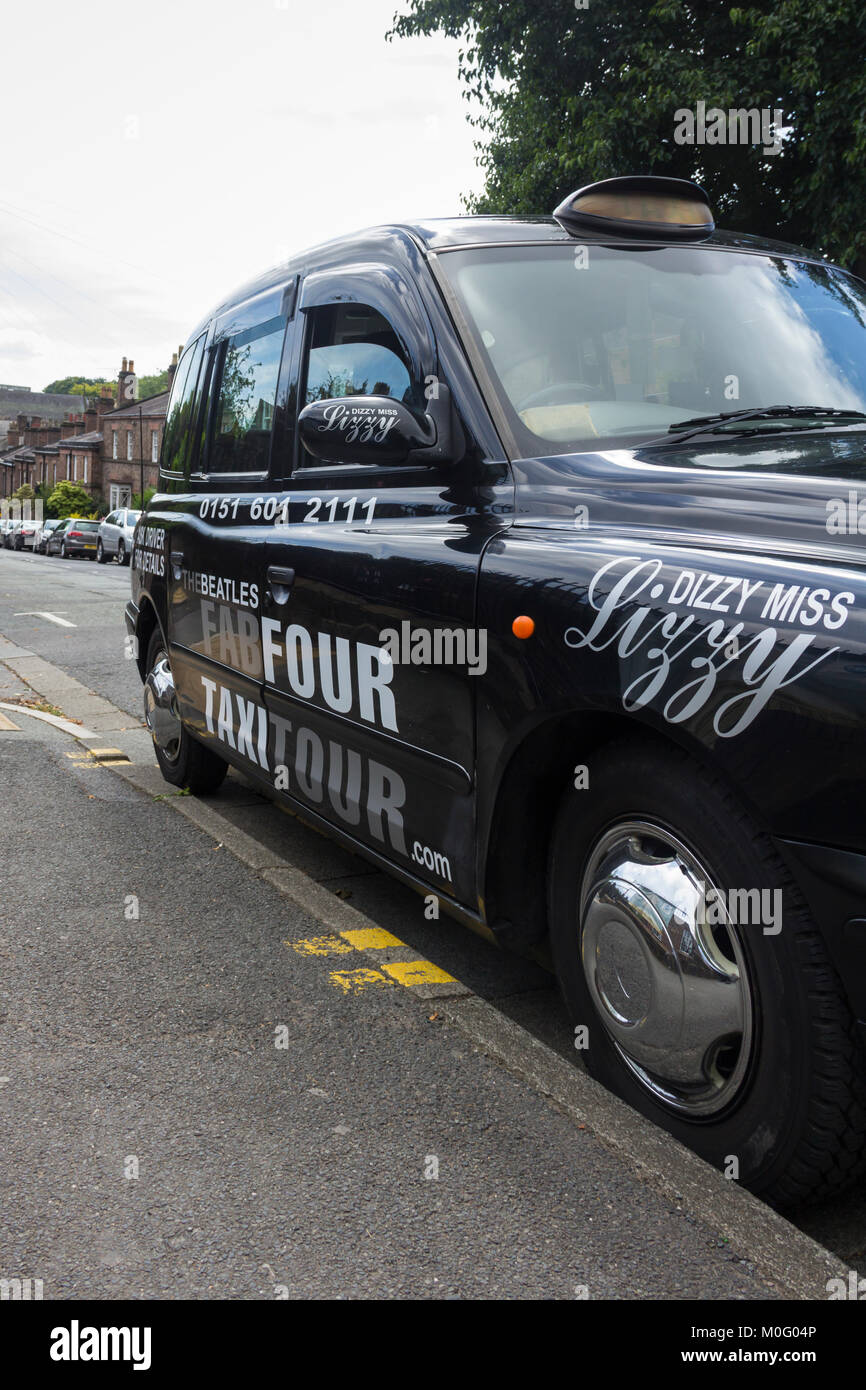 FabFour Taxi Tour mancanza hackney cab taxi, specializzata nella fornitura di tours di Beatle ubicazioni associate a Liverpool. Parcheggiato sulla strada della Chiesa, Woolton, Foto Stock