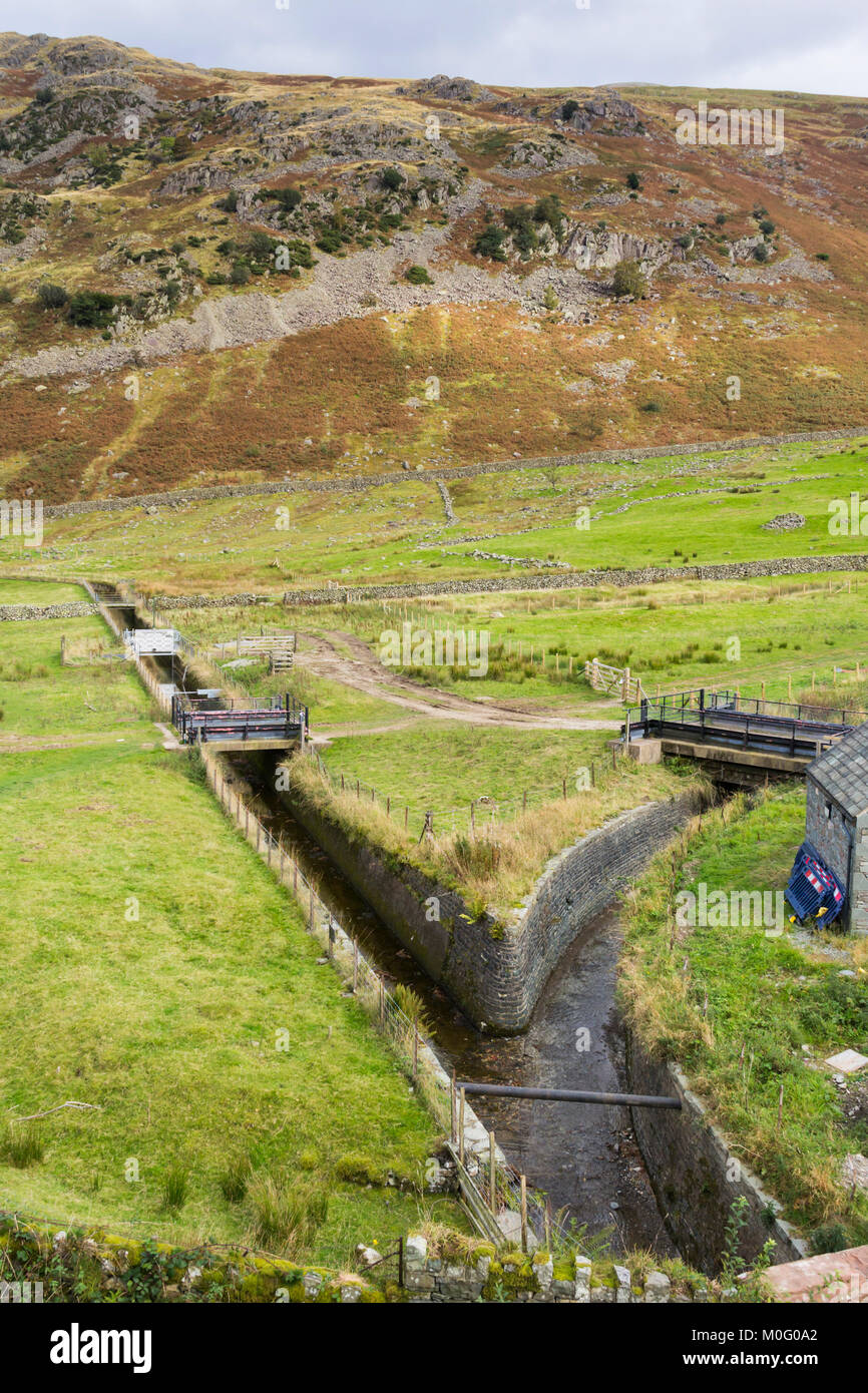 L'acqua dei canali di drenaggio vicino a volute, ai piedi di Helvellyn e Marrone roccioso sulla Eastern Fells del Lake District inglese, adiacente al Thirlmere. Foto Stock