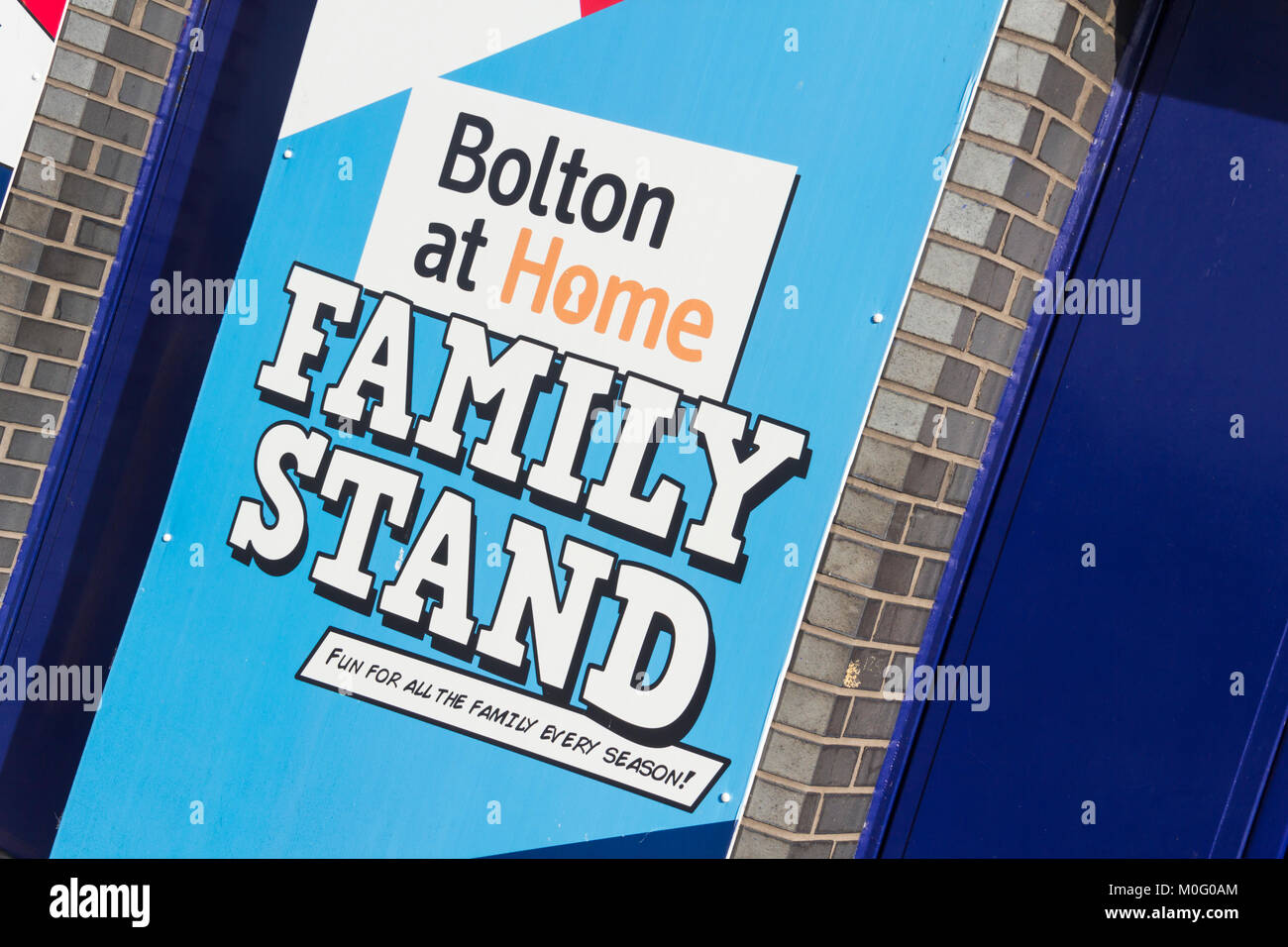Spettatore segnaletica di ingresso al di fuori di un ingresso per la famiglia Stand (Nord Stand) a Bolton Wanderers Macron stadium (precedentemente il Reebok Stadium) . Foto Stock