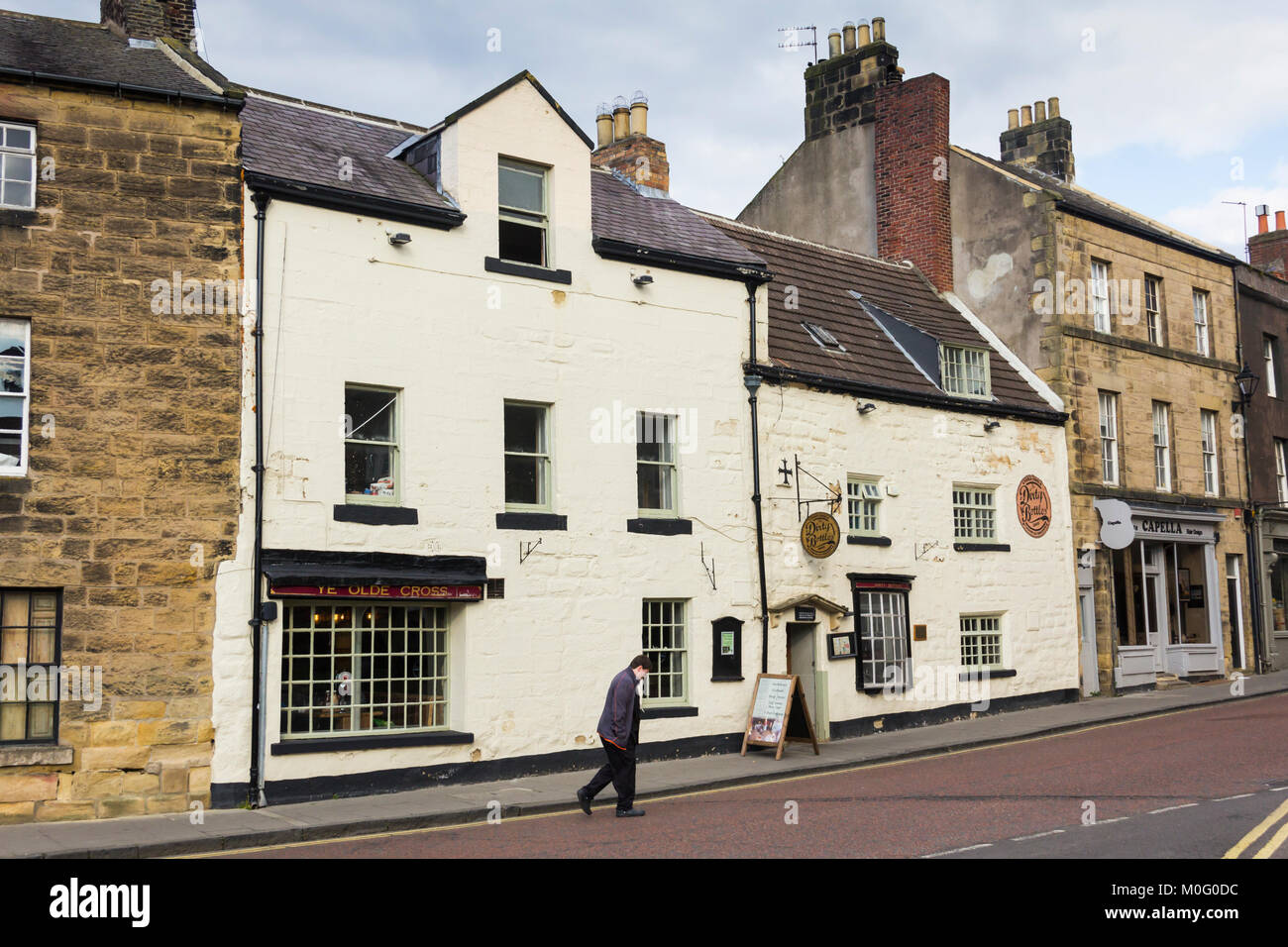 Bottiglie sporche (noto anche come Ye Olde Cross Inn), Narrowgate, Alnwick, Northumberland. La locanda è parte del XVII secolo e parte del XIX secolo. Foto Stock