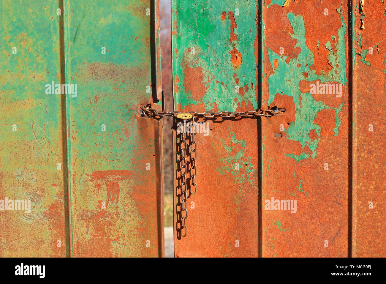 Bloccare sulla vecchia porta arrugginito Foto Stock