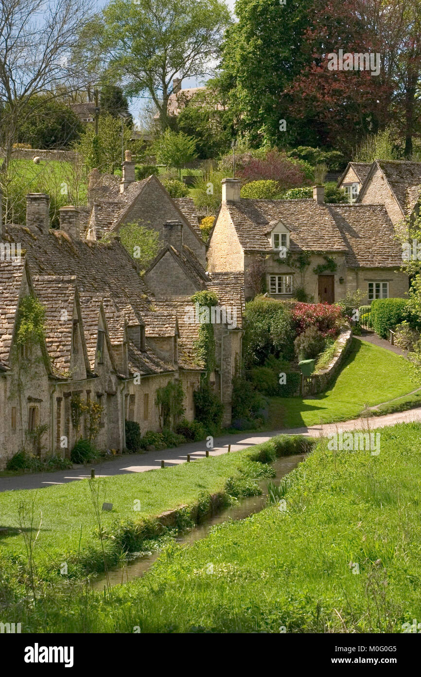 Ex tessitori cottage vicino al Fiume Coln, Arlington Row, Bibury, Cotswolds, Gloucestershire, England, Regno Unito Foto Stock