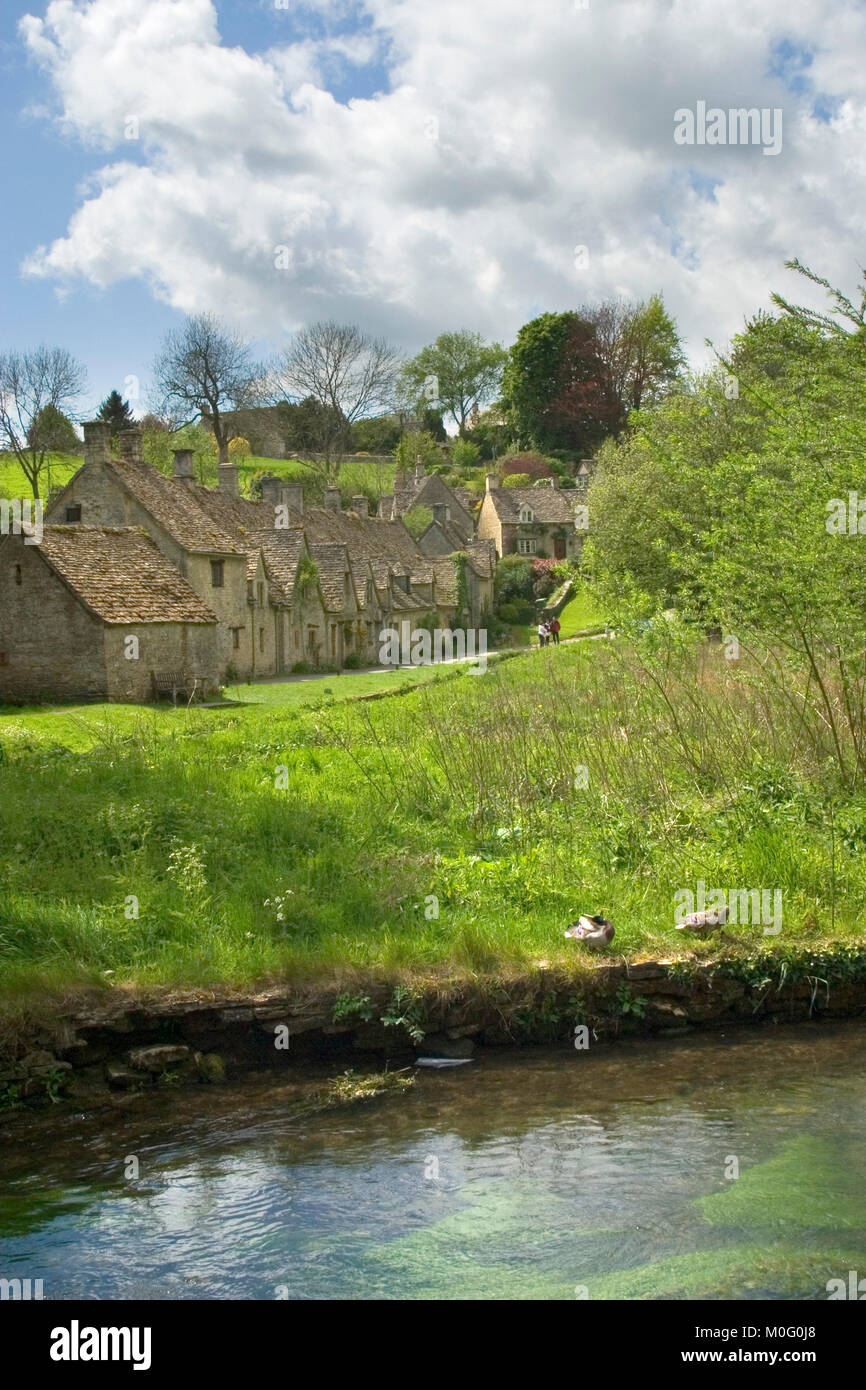 Ex tessitori cottage vicino al Fiume Coln, Arlington Row, Bibury, Cotswolds, Gloucestershire, England, Regno Unito Foto Stock