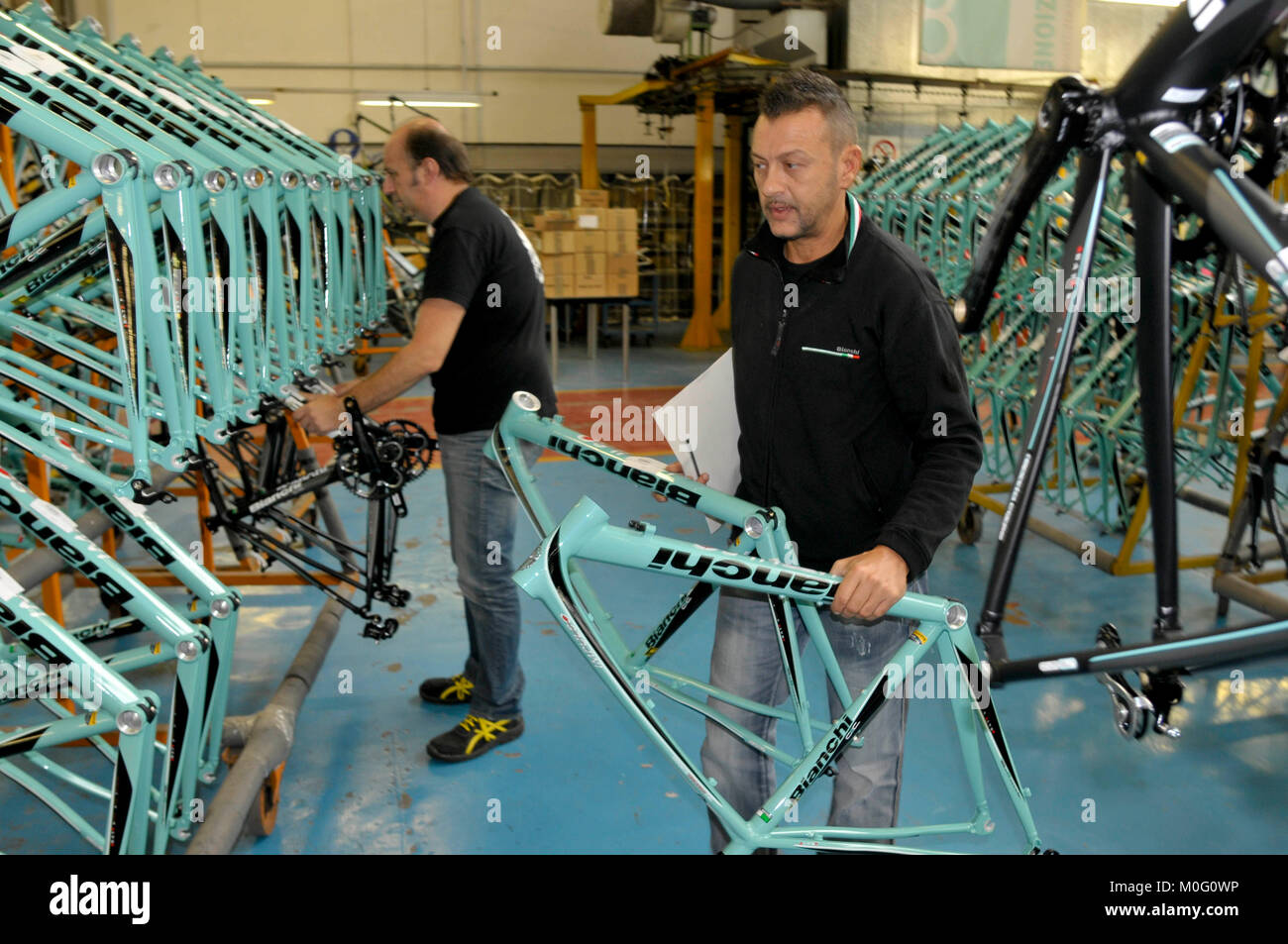 L'industria "Biciclette Bianchi " fabbrica - linea di assemblaggio dei vari modelli di biciclette - Treviglio - Italia © Credito Marco Vacca/Sintesi/Sintesi/Alamy Foto Stock