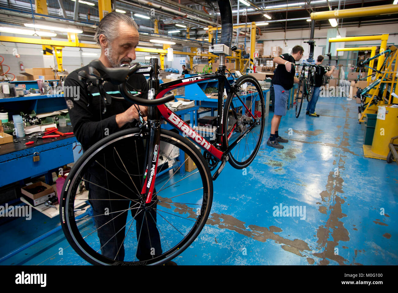 L'industria "Biciclette Bianchi " fabbrica - linea di assemblaggio dei vari  modelli di biciclette - Treviglio - Italia © Credito Marco  Vacca/Sintesi/Sintesi/Alamy Foto stock - Alamy