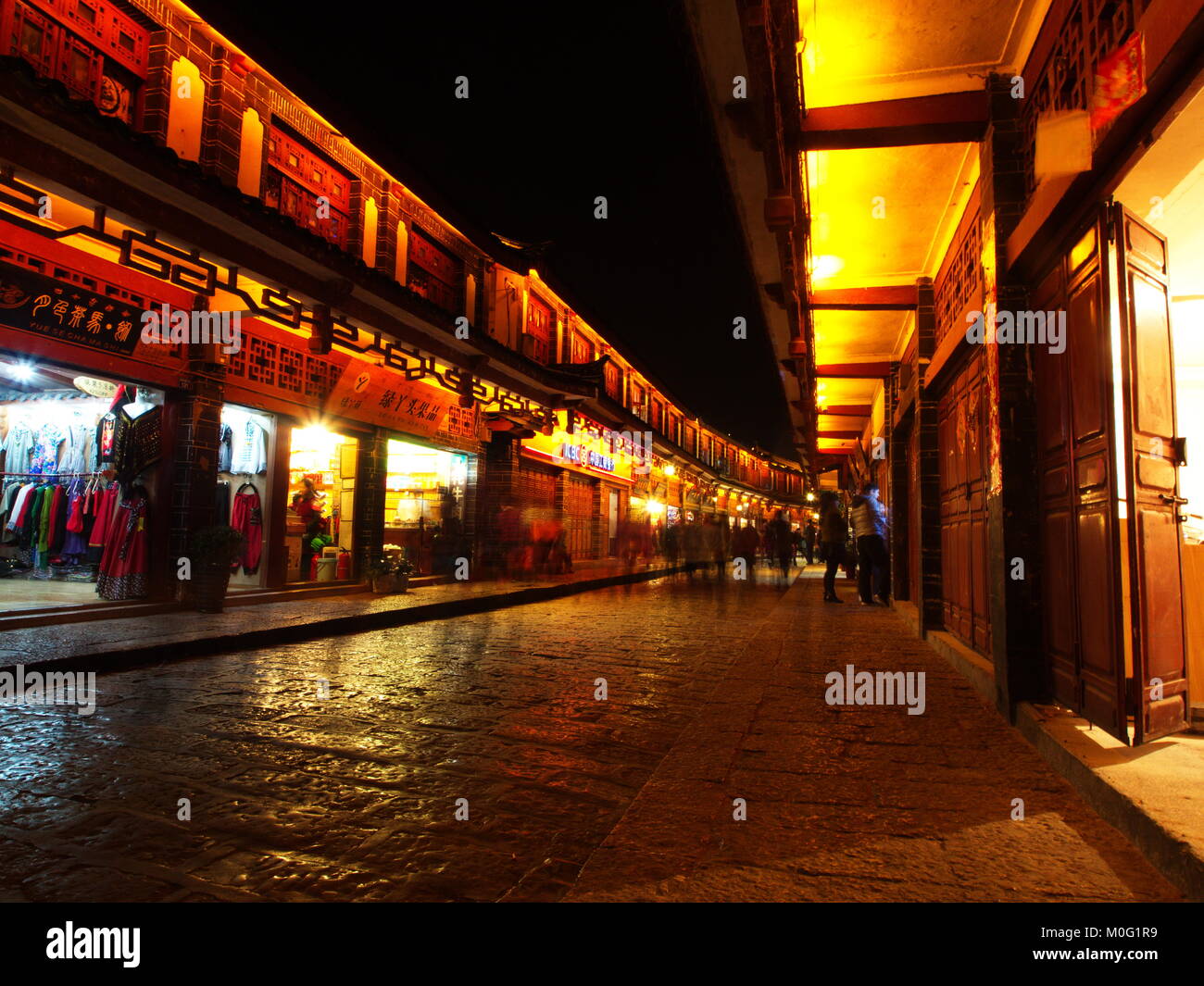 Una strada pedonale a Lijiang Città Vecchia di notte con lenta velocità otturatore.Il Patrimonio UNESCO Città. Viaggiare a Lijiang, nella provincia dello Yunnan in Cina nel 2012, nov. Foto Stock