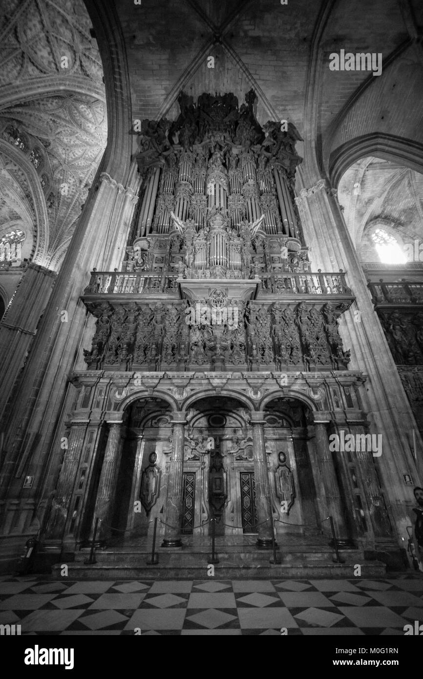 Bianco e nero shot presi all'interno della cattedrale di Siviglia, Spagna Foto Stock Bianco e nero shot presi all'interno della cattedrale di Siviglia, Spagna Foto Stock