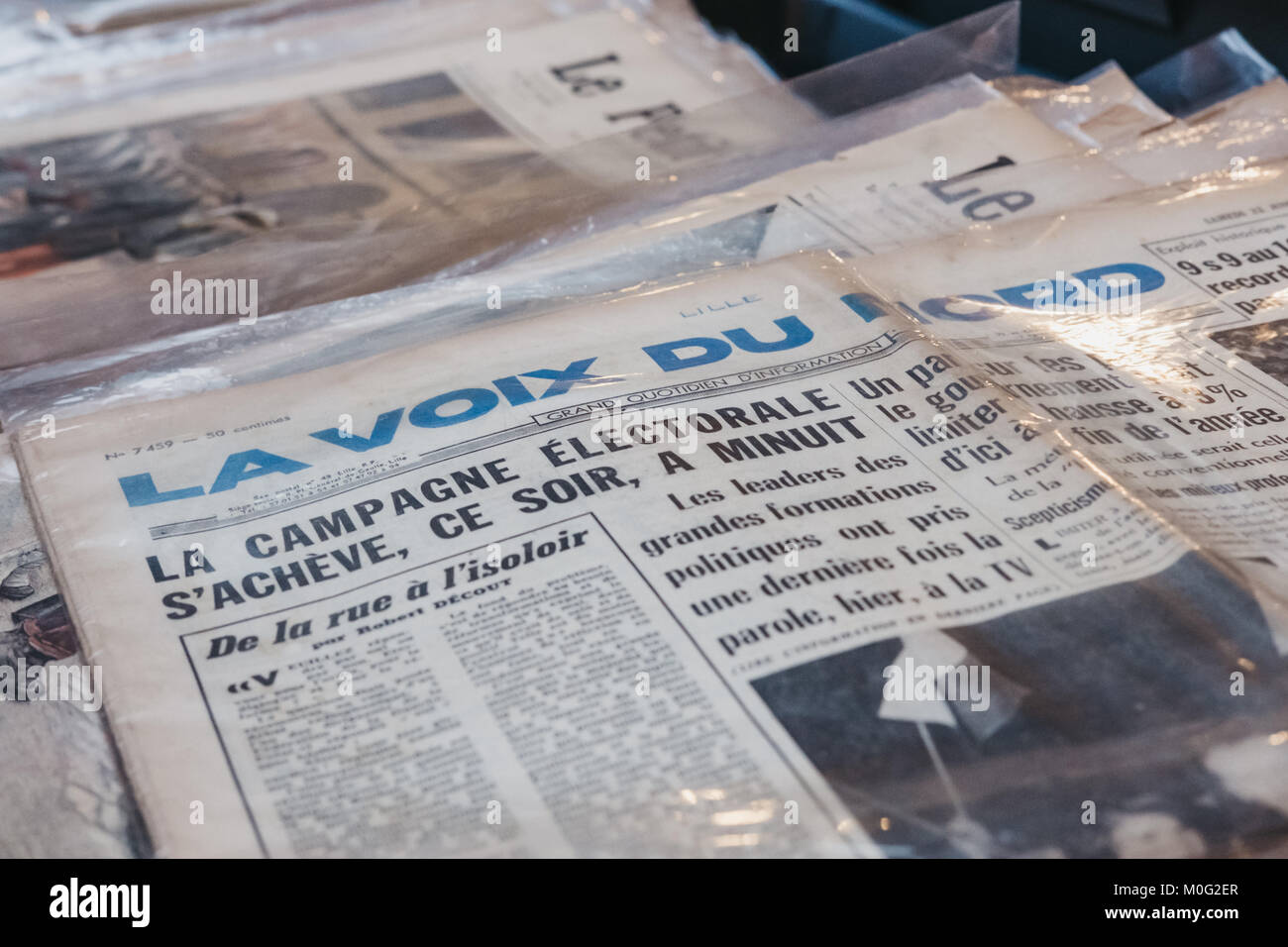 La Voix du Nord giornale in vendita su un secondo lato del mercato del libro nel cortile della Vieille Bourse (old stock exchange) a Lille in Francia. Foto Stock