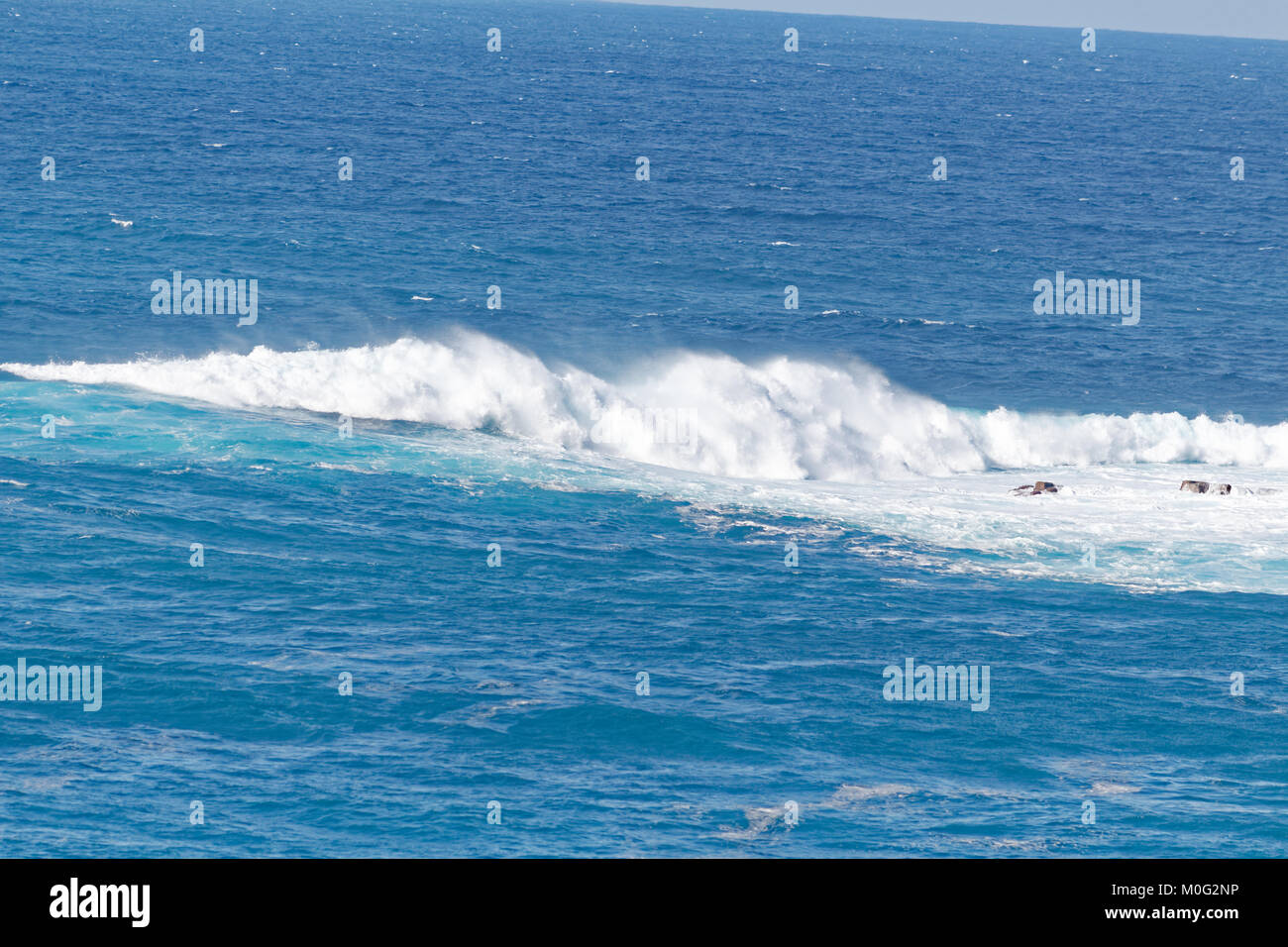 Grandi onde che si infrangono sulle rocce, Tenerife, Spagna Foto Stock