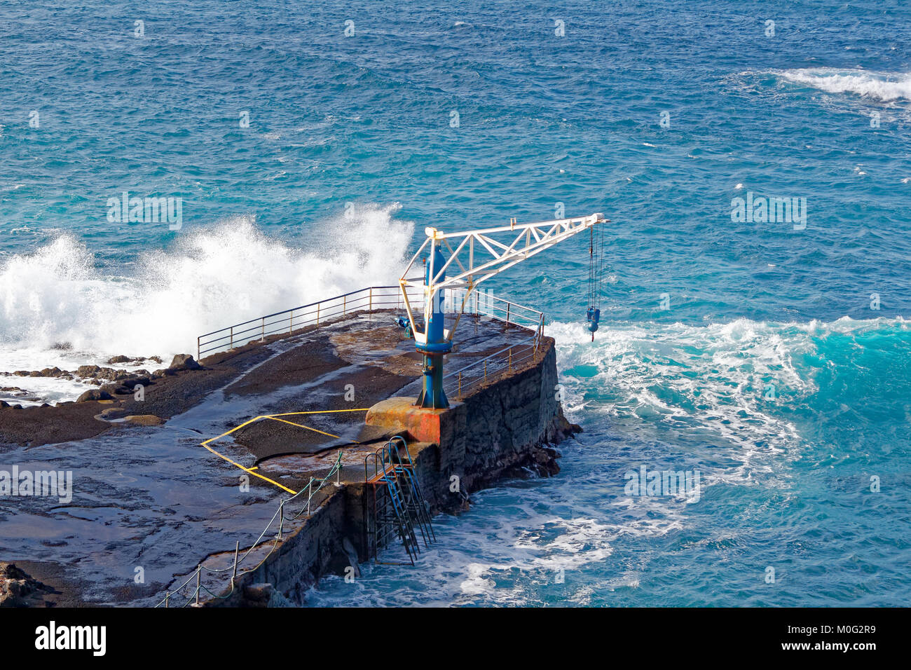 Onde di oltre molo al El Pris villaggio di pescatori, Tenerife. Foto Stock