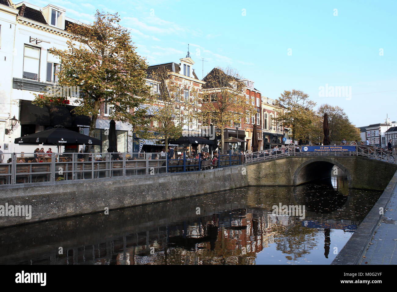 I negozi e i ristoranti a Nieuwestad storico canal nel centro di Leeuwarden, Friesland, Paesi Bassi Foto Stock