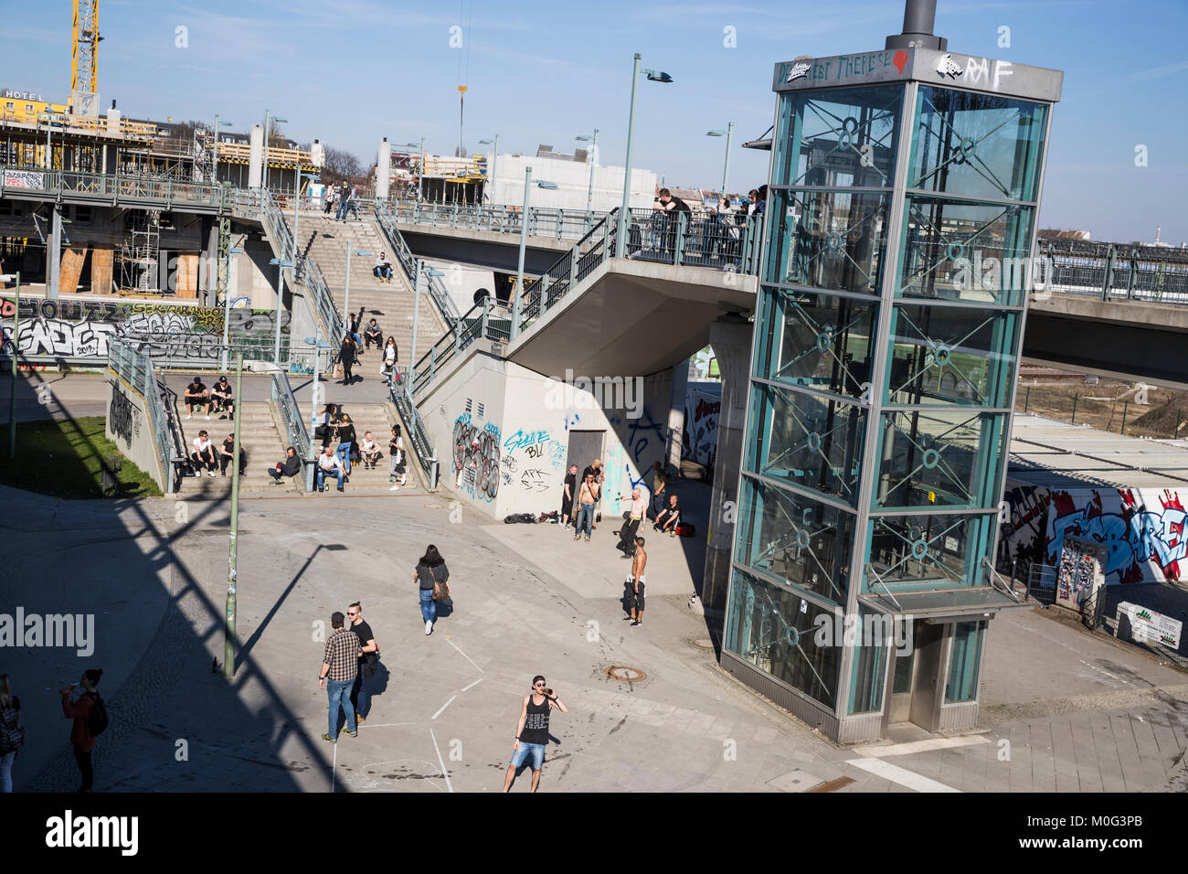 Un partito all'aperto vicino a Warschauer Strasse stazione di Berlin, Germania Foto Stock