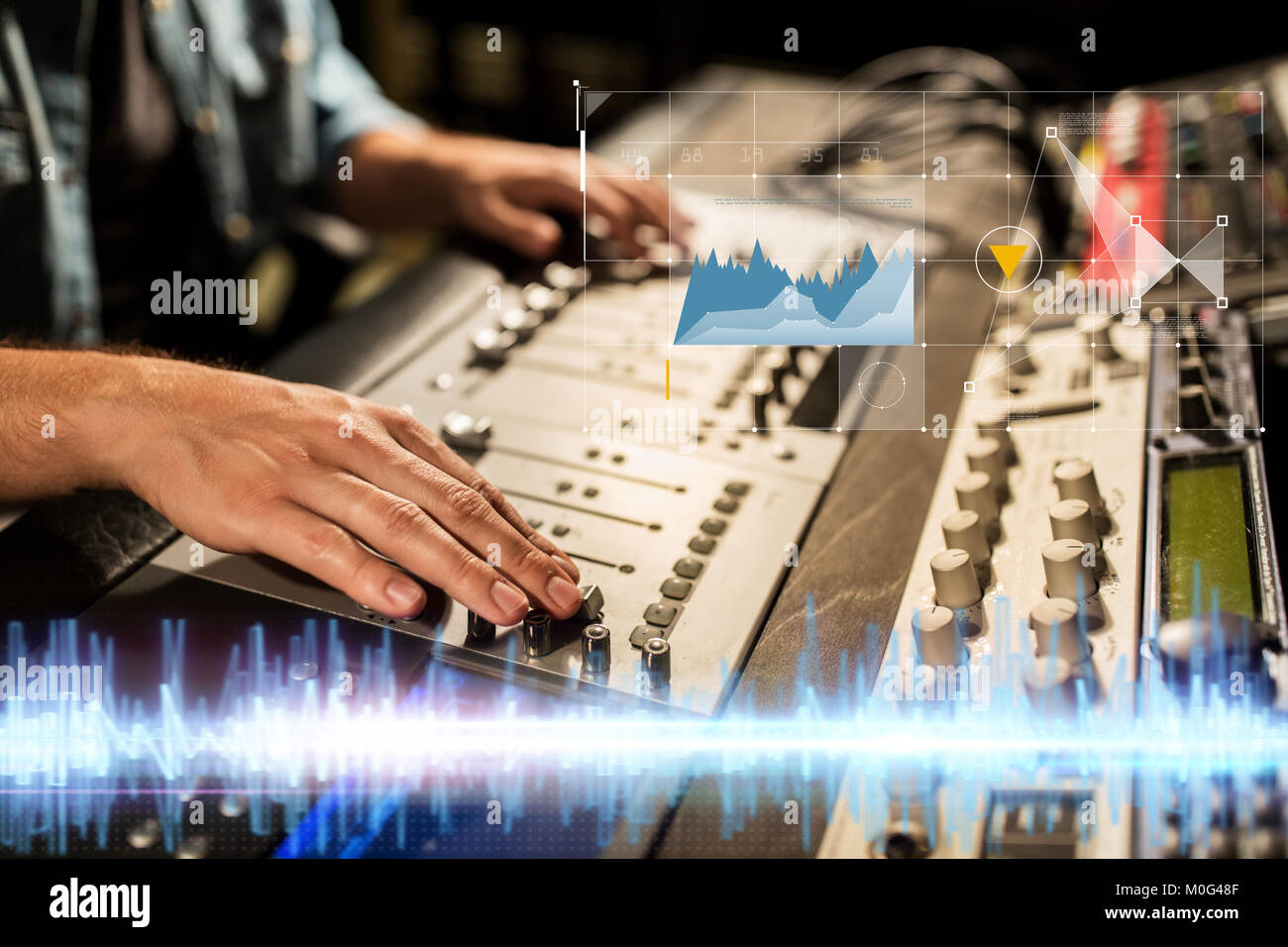 Mani sulla console di mixaggio audio in studio di registrazione Foto Stock