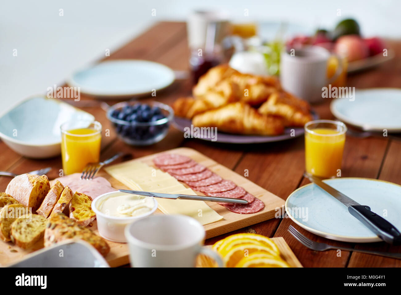 Il cibo servito su un tavolo di legno a colazione Foto Stock