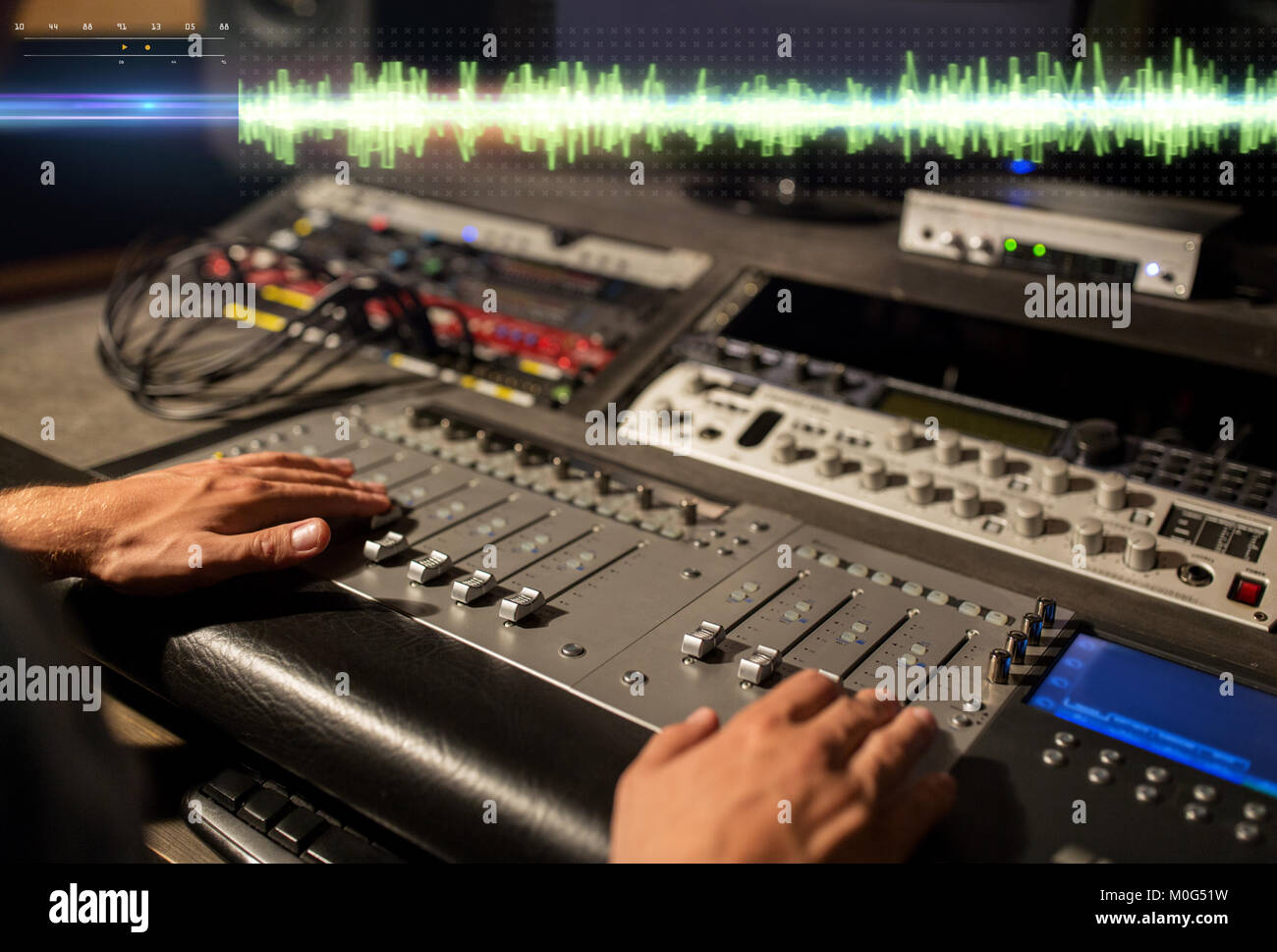 Mani sulla console di mixaggio audio in studio di registrazione Foto Stock