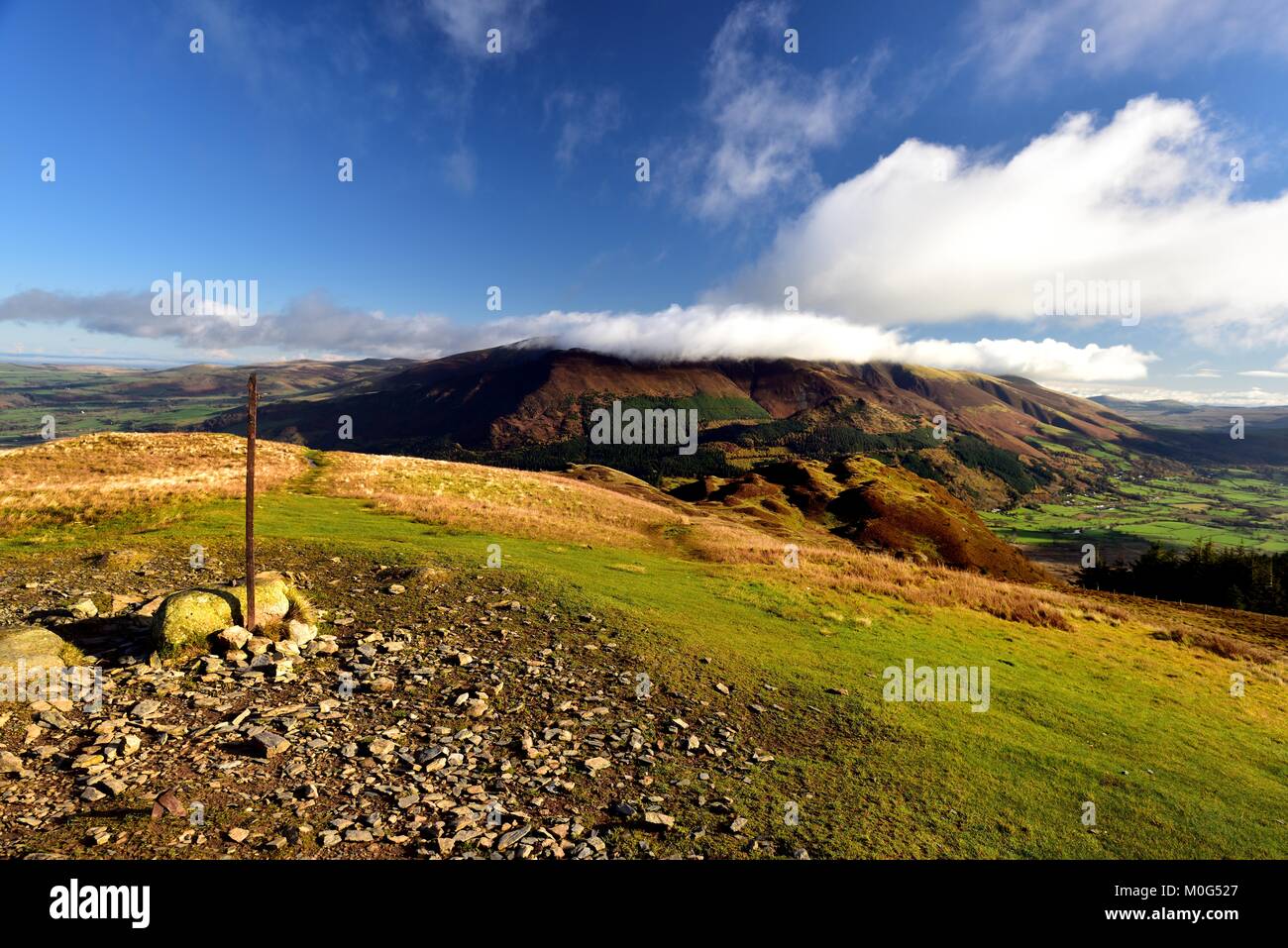 Nuvole basse nel corso del vertice di Skiddaw dal signore del posto di guida Foto Stock