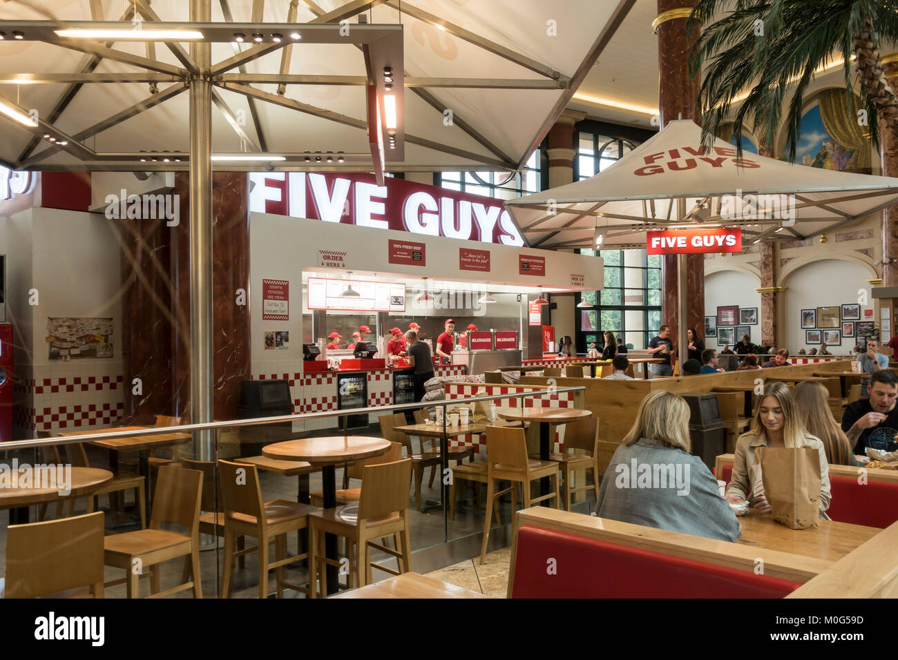 Cinque ragazzi di fast food in uscita la Orient Food Court, intu Trafford Centre, Manchester, Inghilterra. Foto Stock