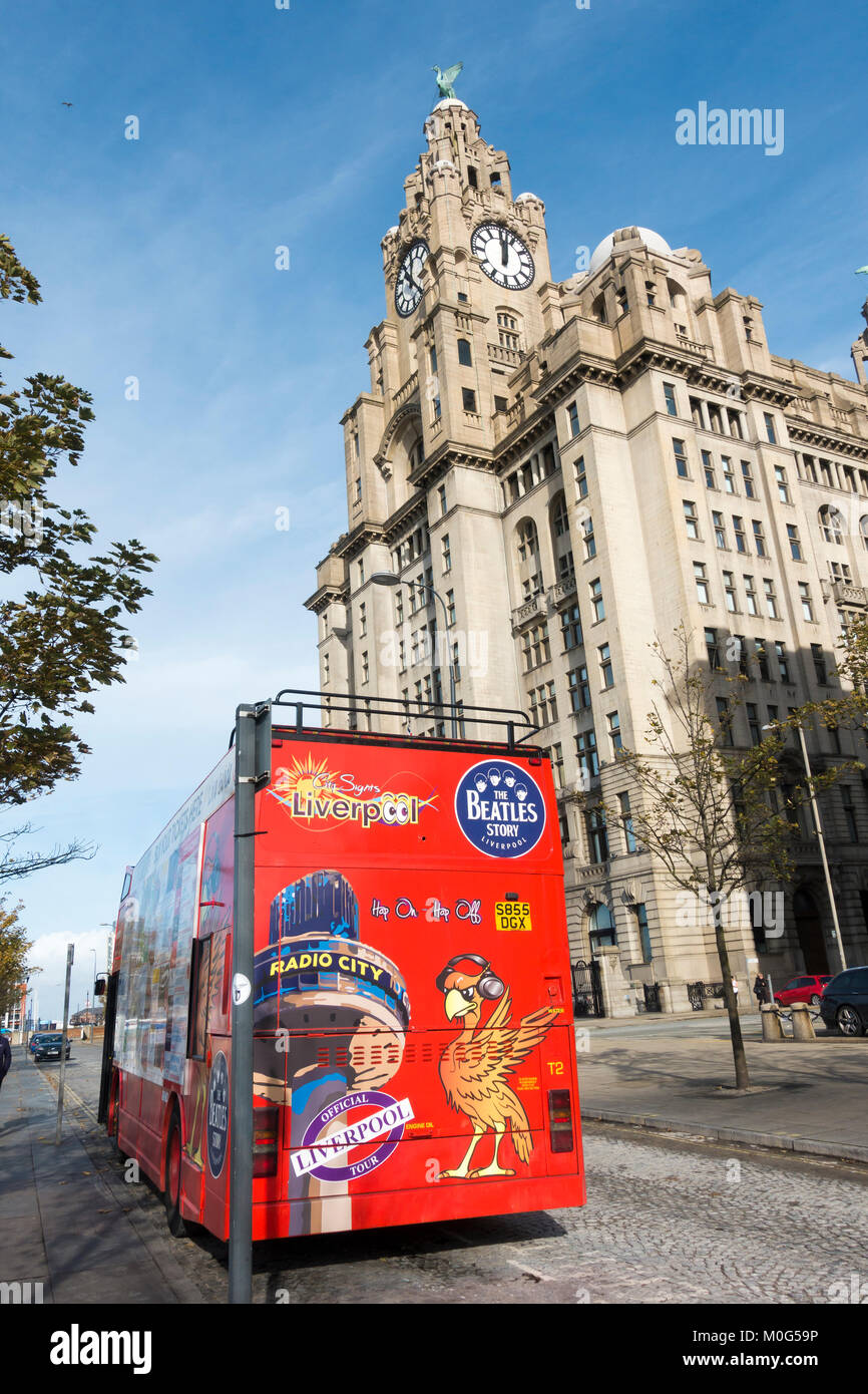Liverpool tour bus parcheggiato fino sul lungomare Foto Stock