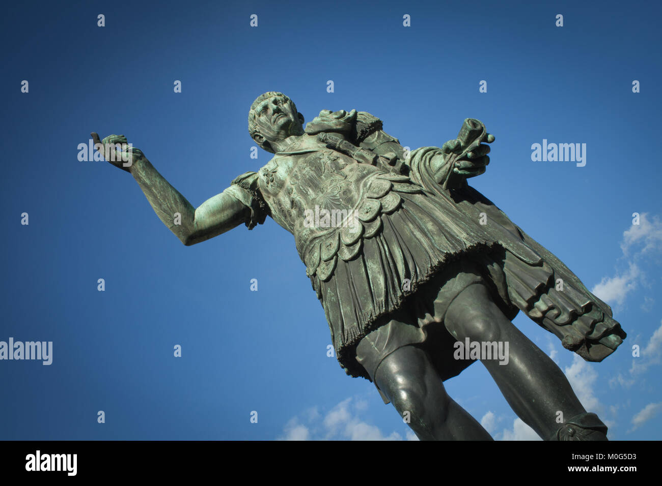 Statua in bronzo di Cesare Augusto in Roma, Italia. Imperatore romano in fori imperiali