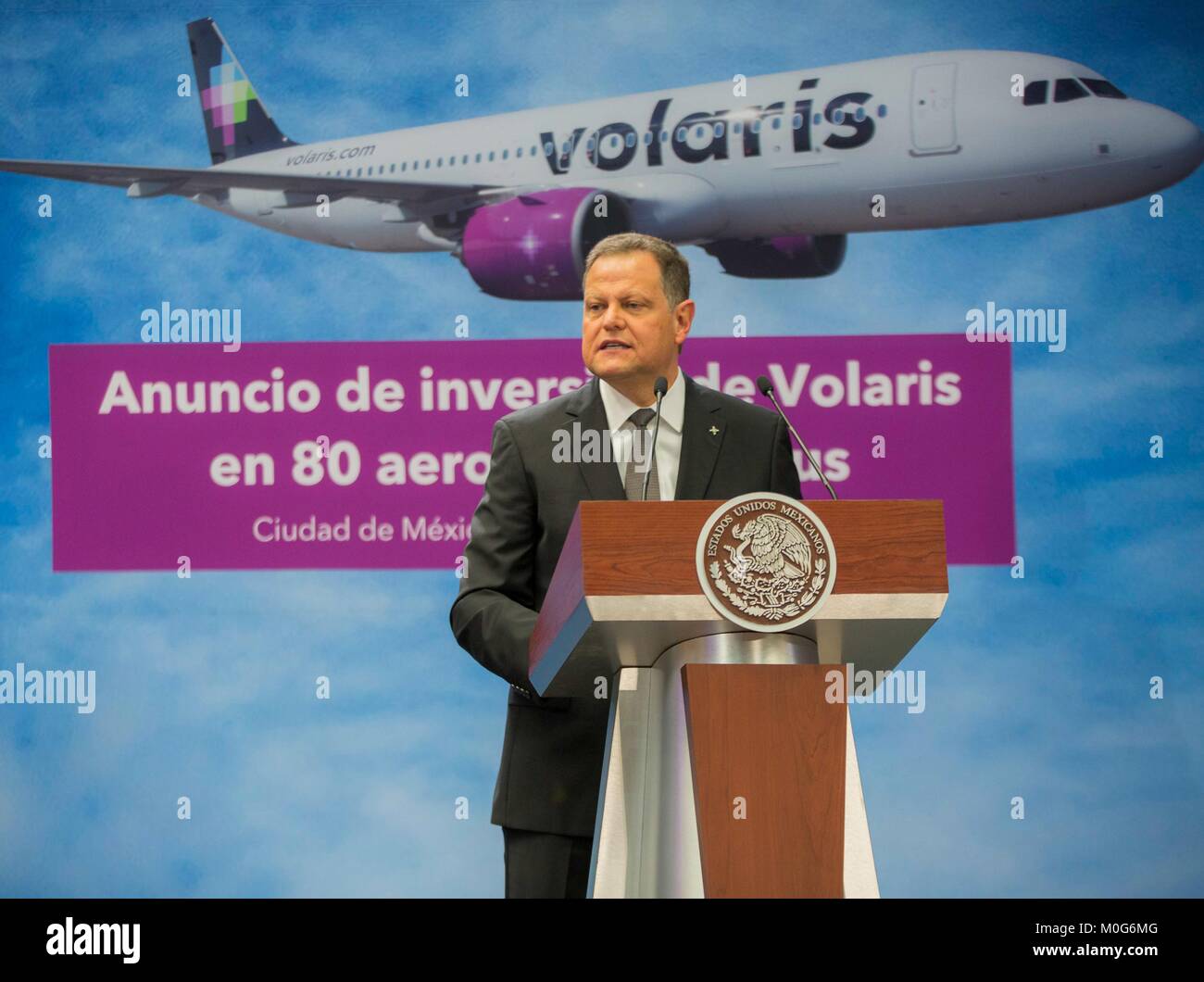 Volaris CEO Enrique Beltranena annuncia l'acquisto di 80 aerei Airbus vale la pena di $ 9,3 miliardi di dollari nel corso di un evento presso il Palazzo Nazionale Il 17 gennaio 2018 a Città del Messico. Foto Stock