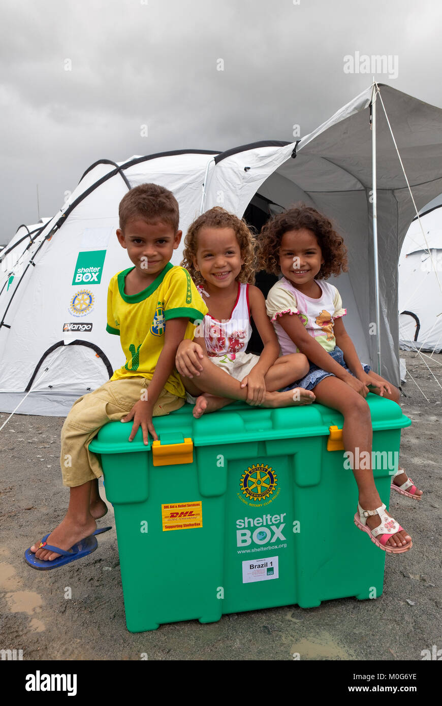 I bambini dalla famiglia che riceveranno il Brasile la casella n. 1, Camp Brazilia Onu, Uniao dos Palmares, Alegoas, Brasile Foto Stock