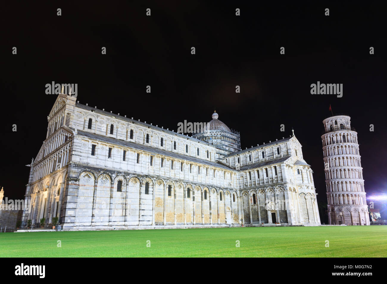Piazza dei Miracoli con la Torre Pendente di Pisa, Italia. Punto di riferimento italiano Foto Stock