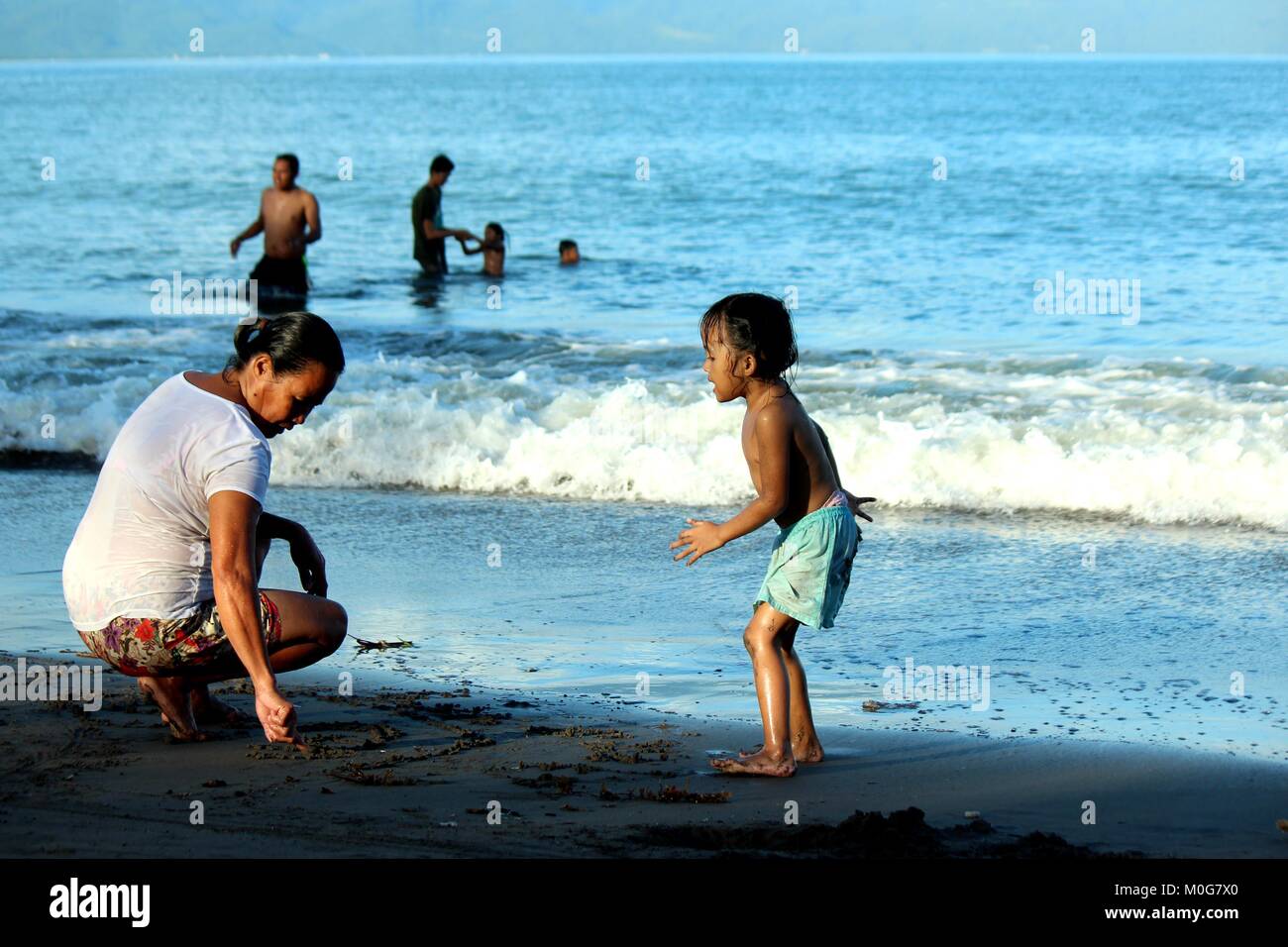 Filippine. Xxi gen, 2018. Bicolanos divertito giocando presso la spiaggia della Nato in Sangay, Camarines Sur provincia di Bicol (della provincia meridionale di Luzon) a Gennaio 21, 2018. Credito: Gregorio B. Dantes Jr./Pacific Press/Alamy Live News Foto Stock