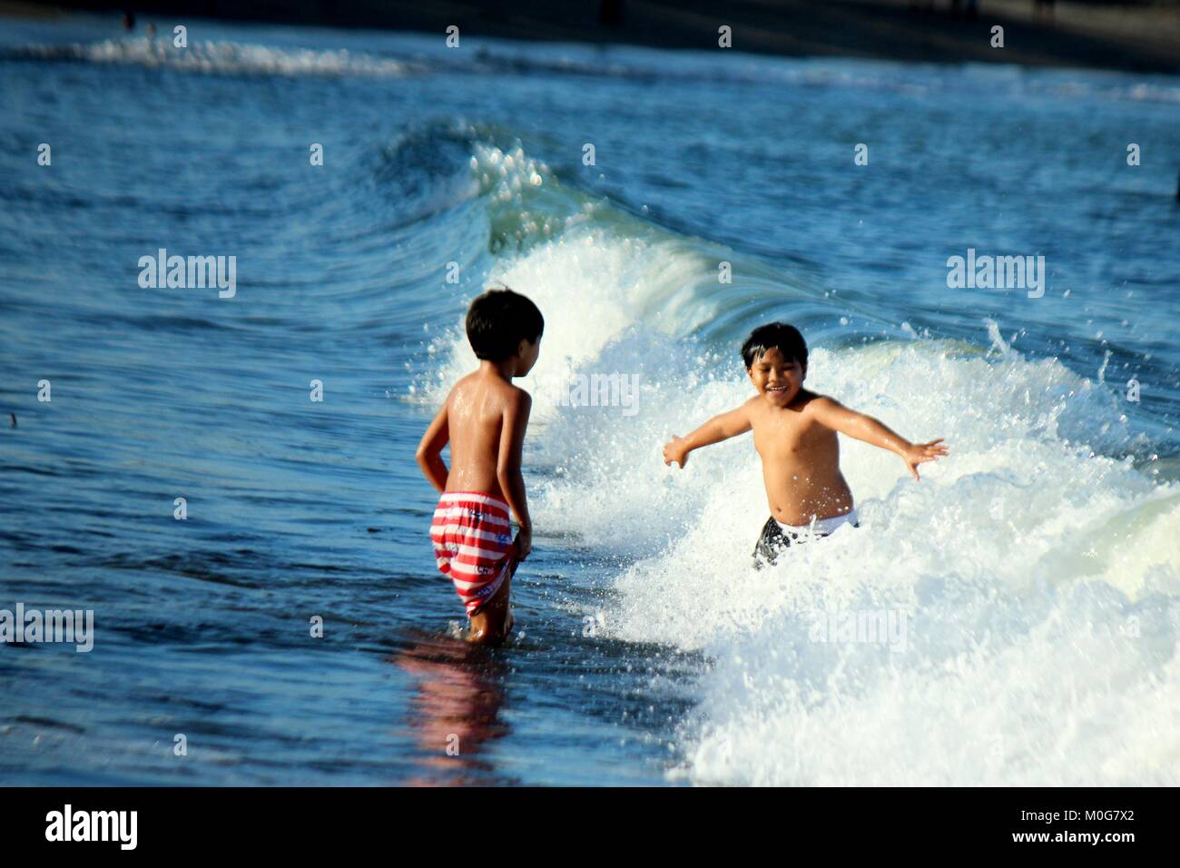 Filippine. Xxi gen, 2018. Bicolanos divertito giocando presso la spiaggia della Nato in Sangay, Camarines Sur provincia di Bicol (della provincia meridionale di Luzon) a Gennaio 21, 2018. Credito: Gregorio B. Dantes Jr./Pacific Press/Alamy Live News Foto Stock