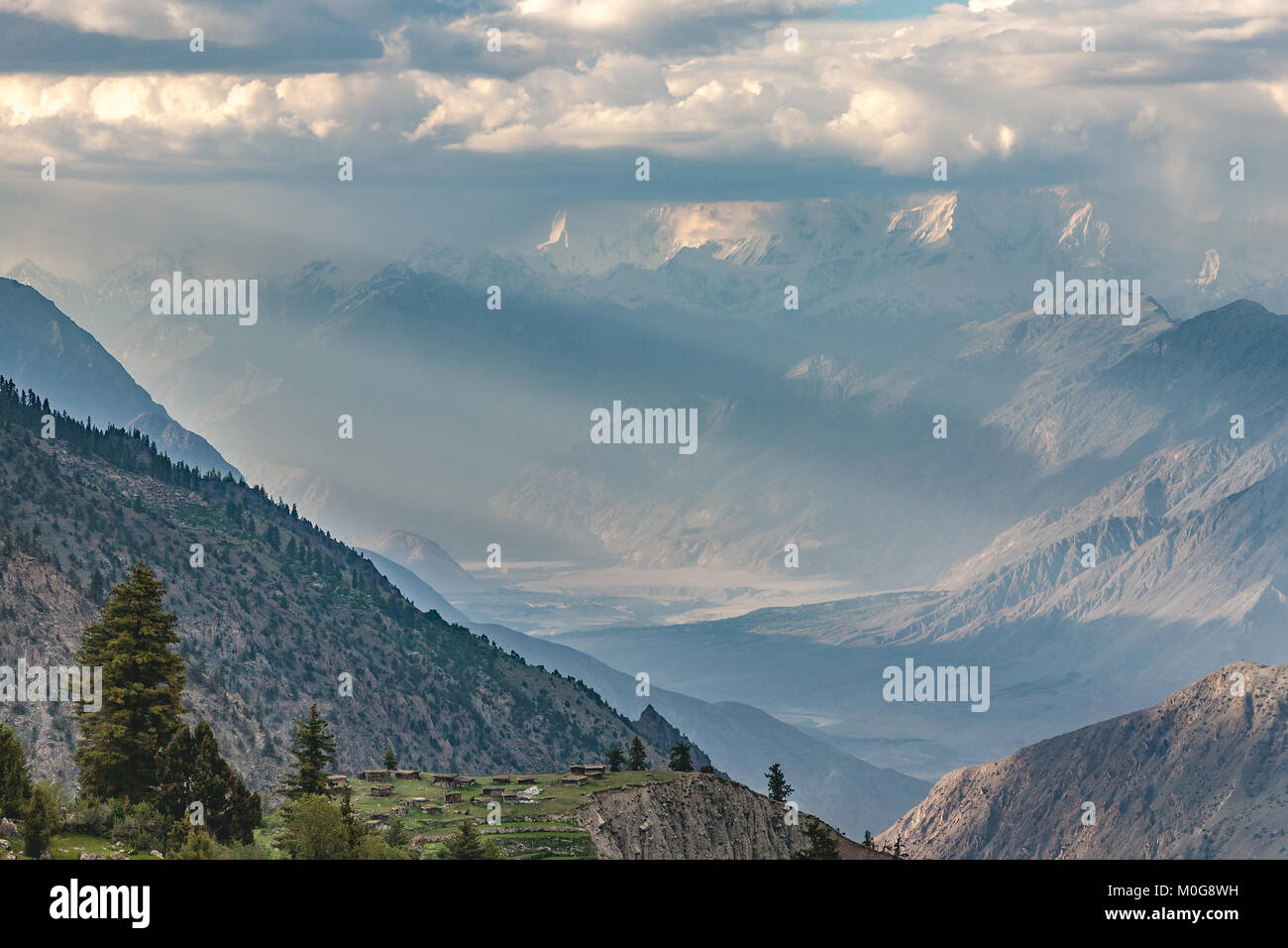 Nanga Parbat è sdraiato sul confine tra Pakistan e India è noto come il re delle montagne. È il mondo della nona montagne più alte. Foto Stock