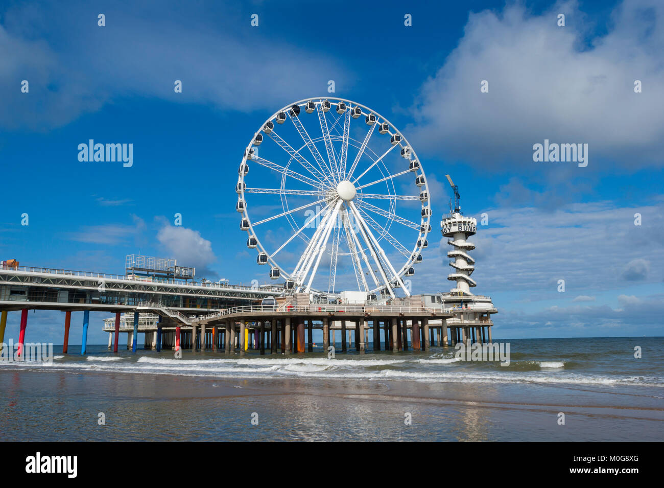 Ruota panoramica Ferris e il bungee jumping torre a Scheveningen Pier. Mare del Nord sulla spiaggia di Scheveningen, l'Aia (Den Haag), Paesi Bassi. Foto Stock