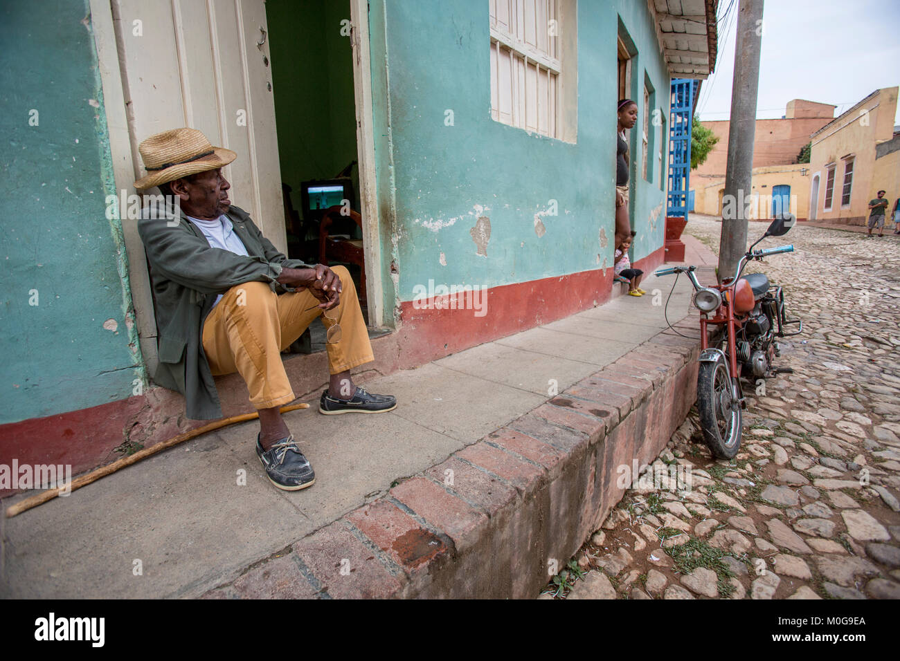 L uomo e il motociclo, Trinidad, Cuba Foto Stock